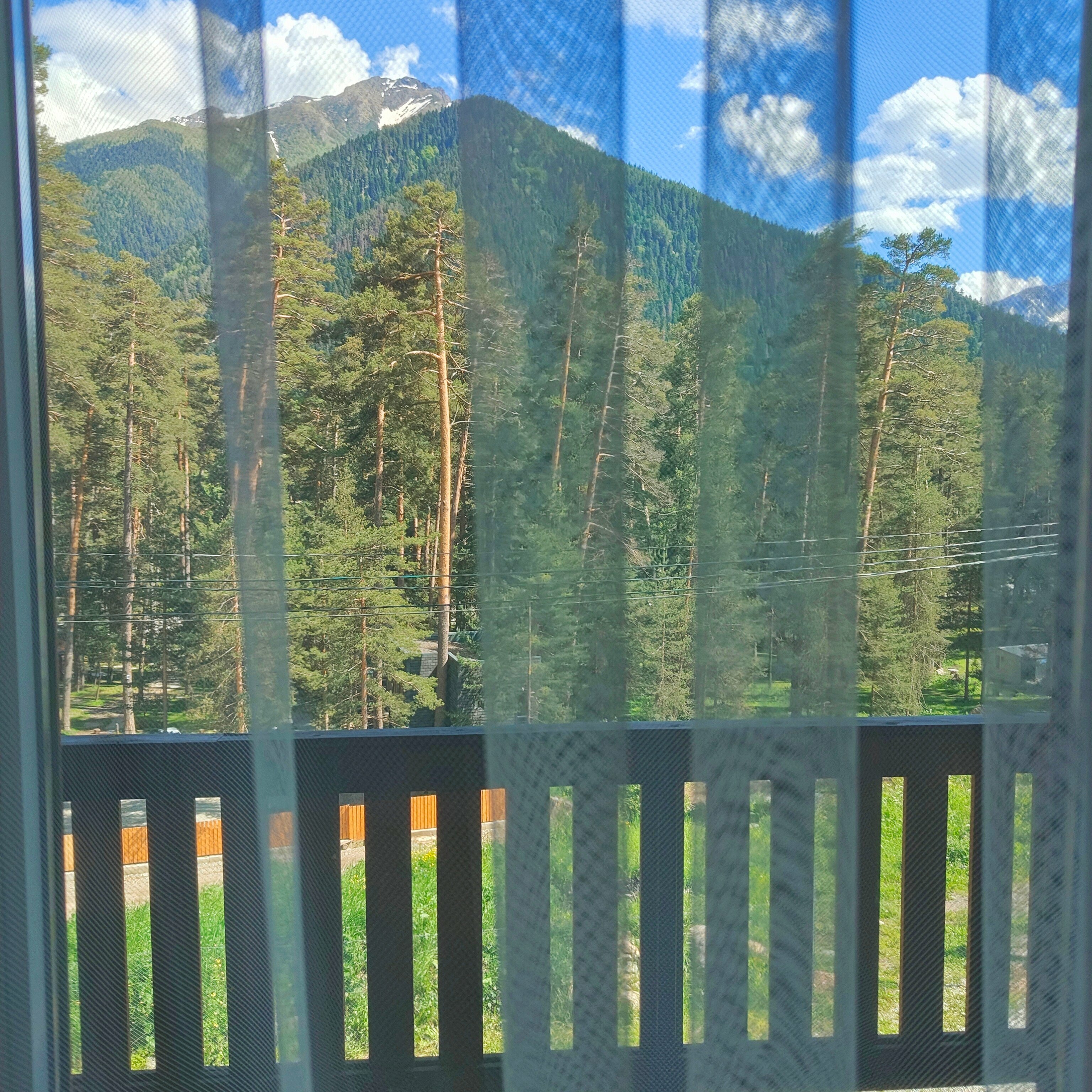 Трехместный номер с видом на горы