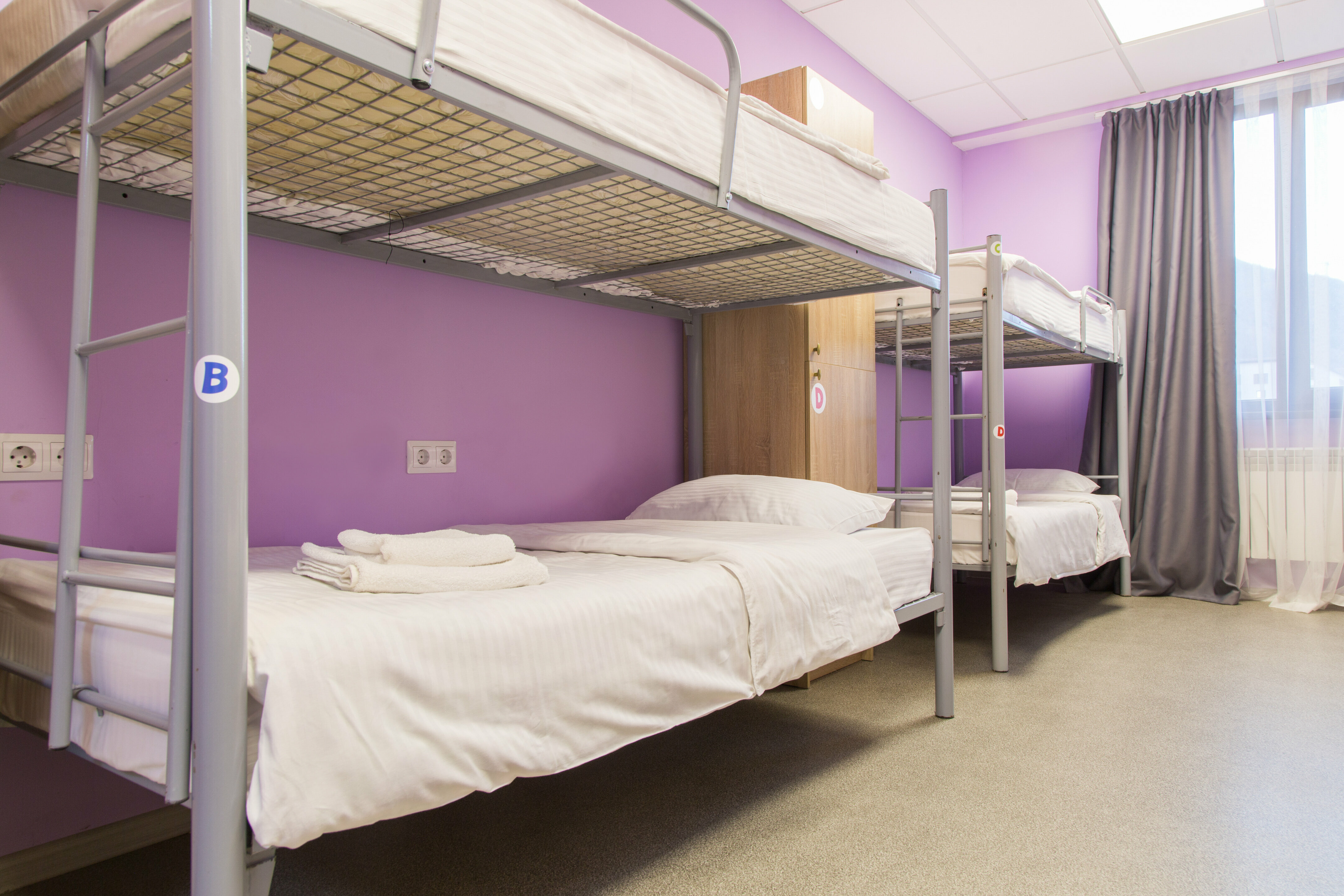 Спальное место на двухъярусной кровати в общем номере для мужчин