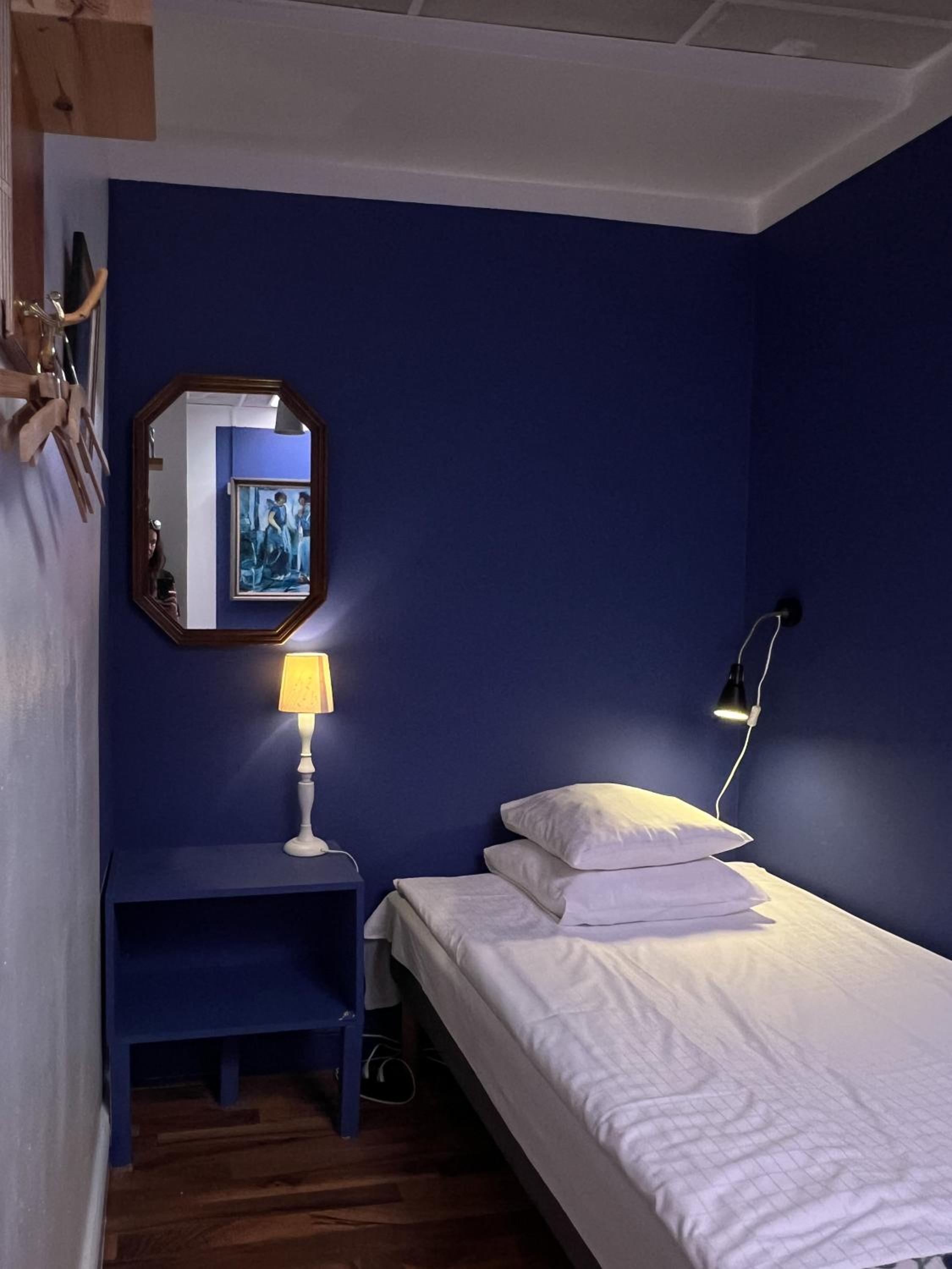 Single Room with Shared Bathroom No window (Annex)