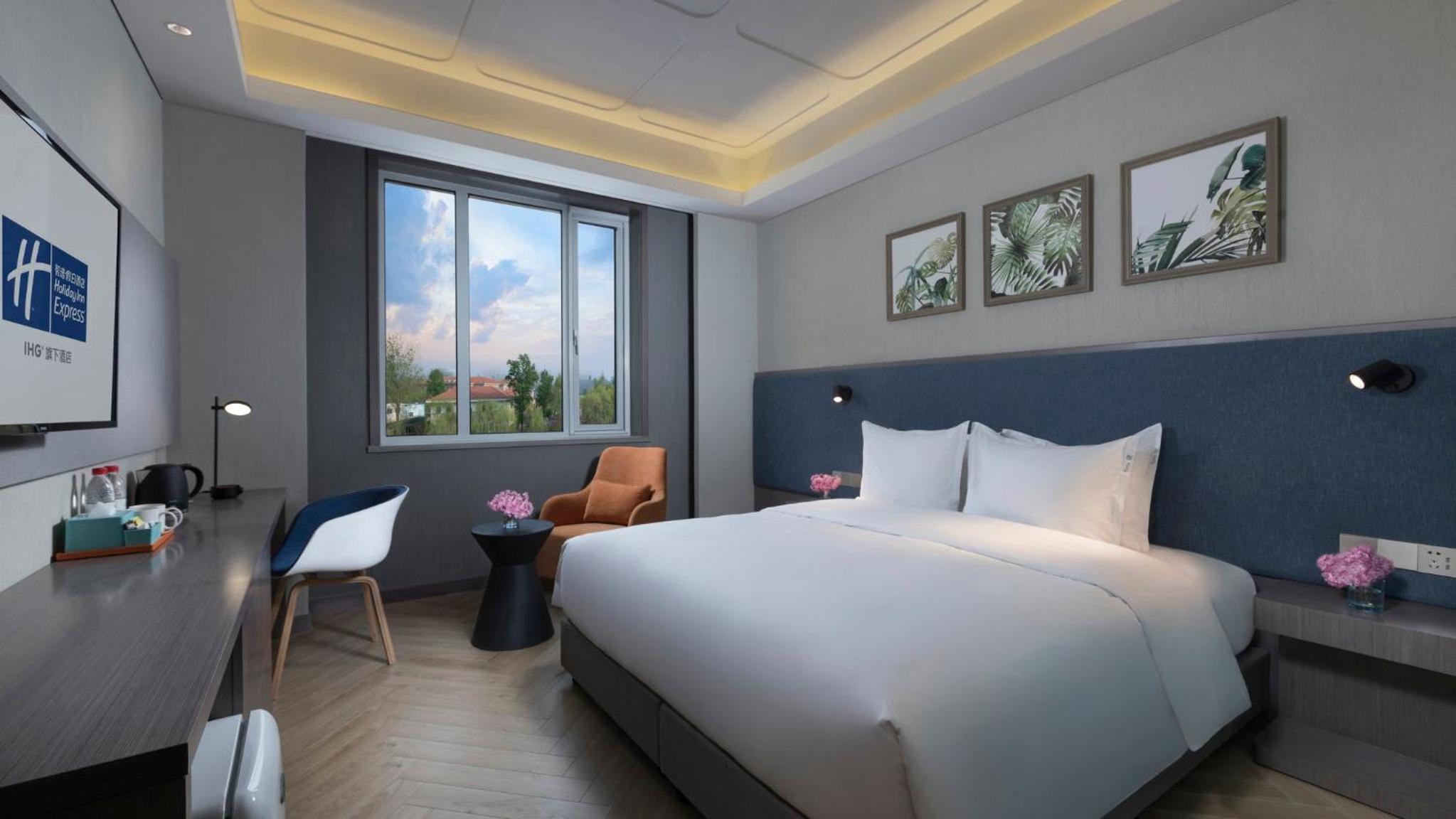 Standard King Room with Courtyard Access