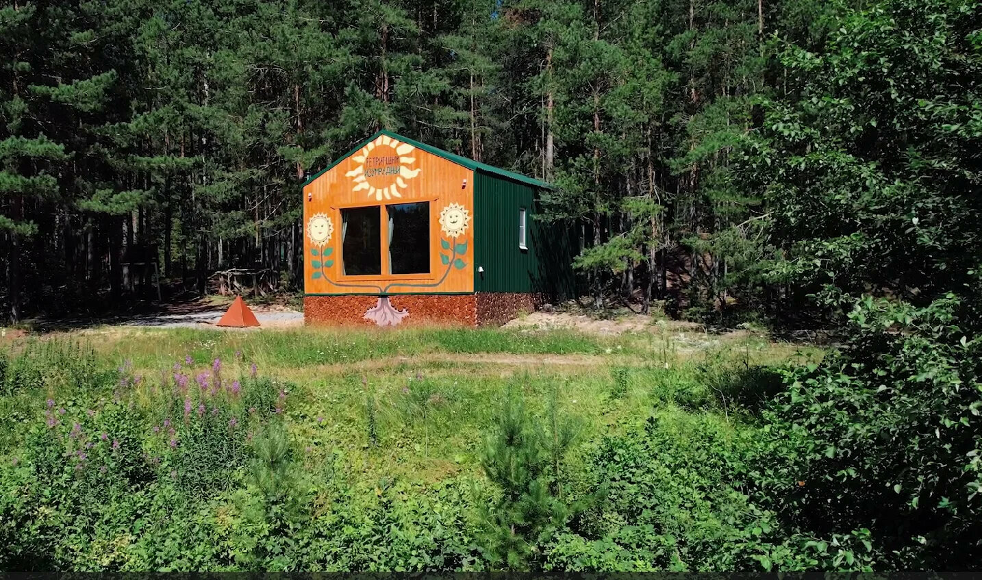 Зал для ретритов с видом на реку