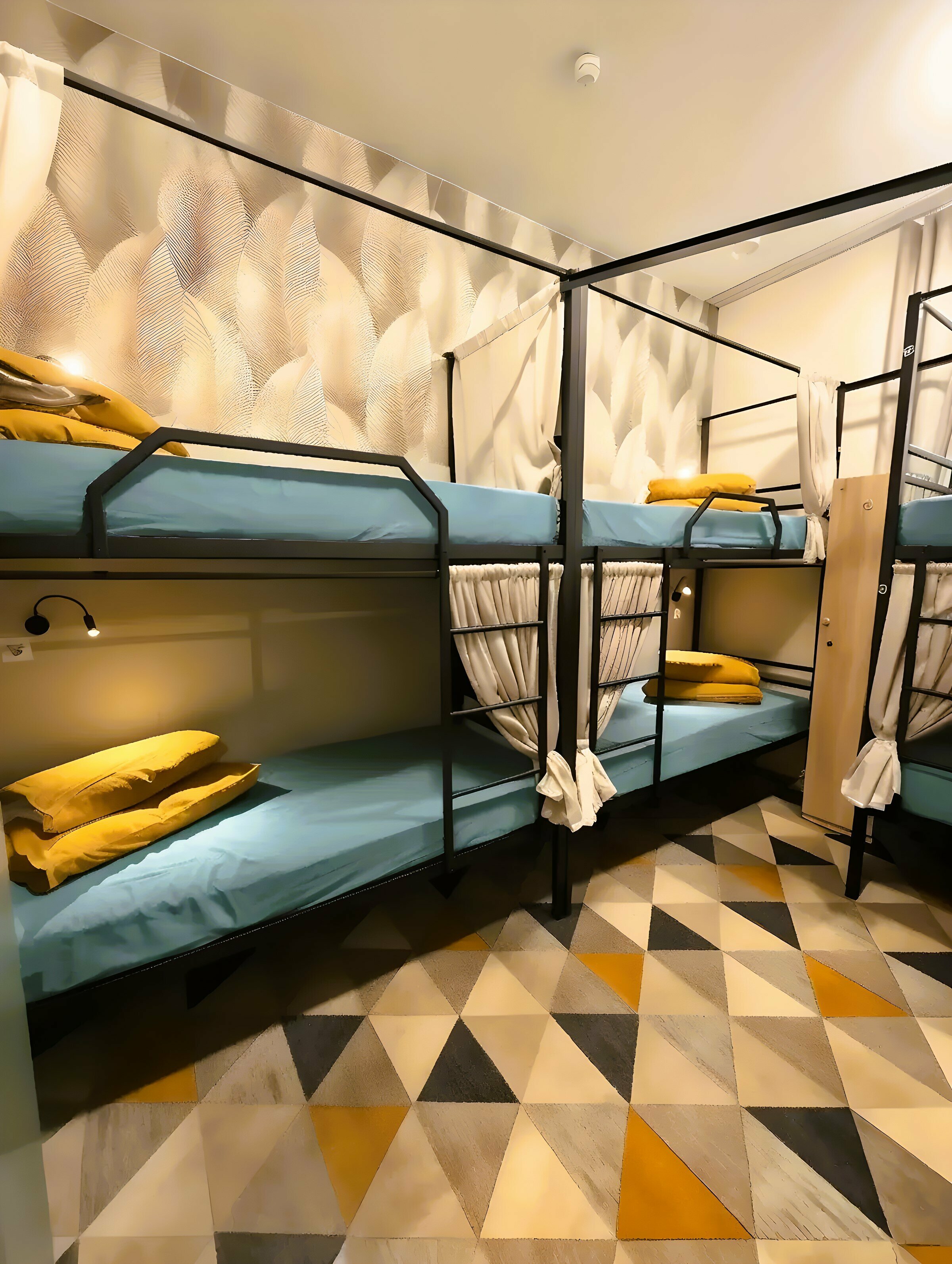 Спальное место (нижнее)на 2-х ярусной кровати в 8-ми местном номере для мужчин