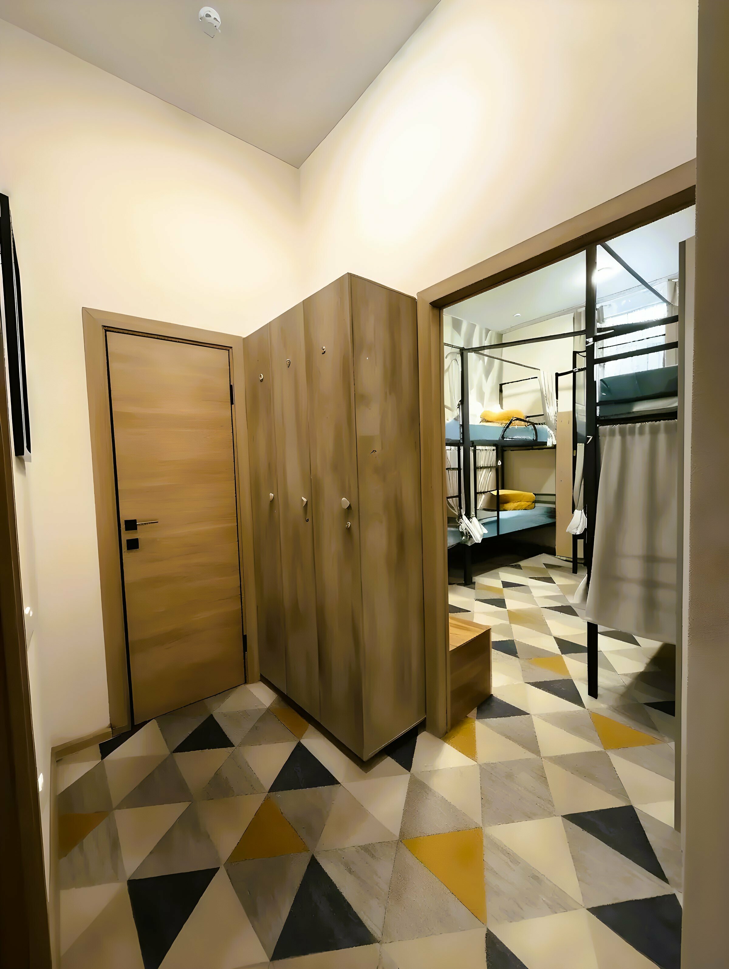 Спальное место (верхнее)на 2-х ярусной кровати в 8-ми местном номере для мужчин