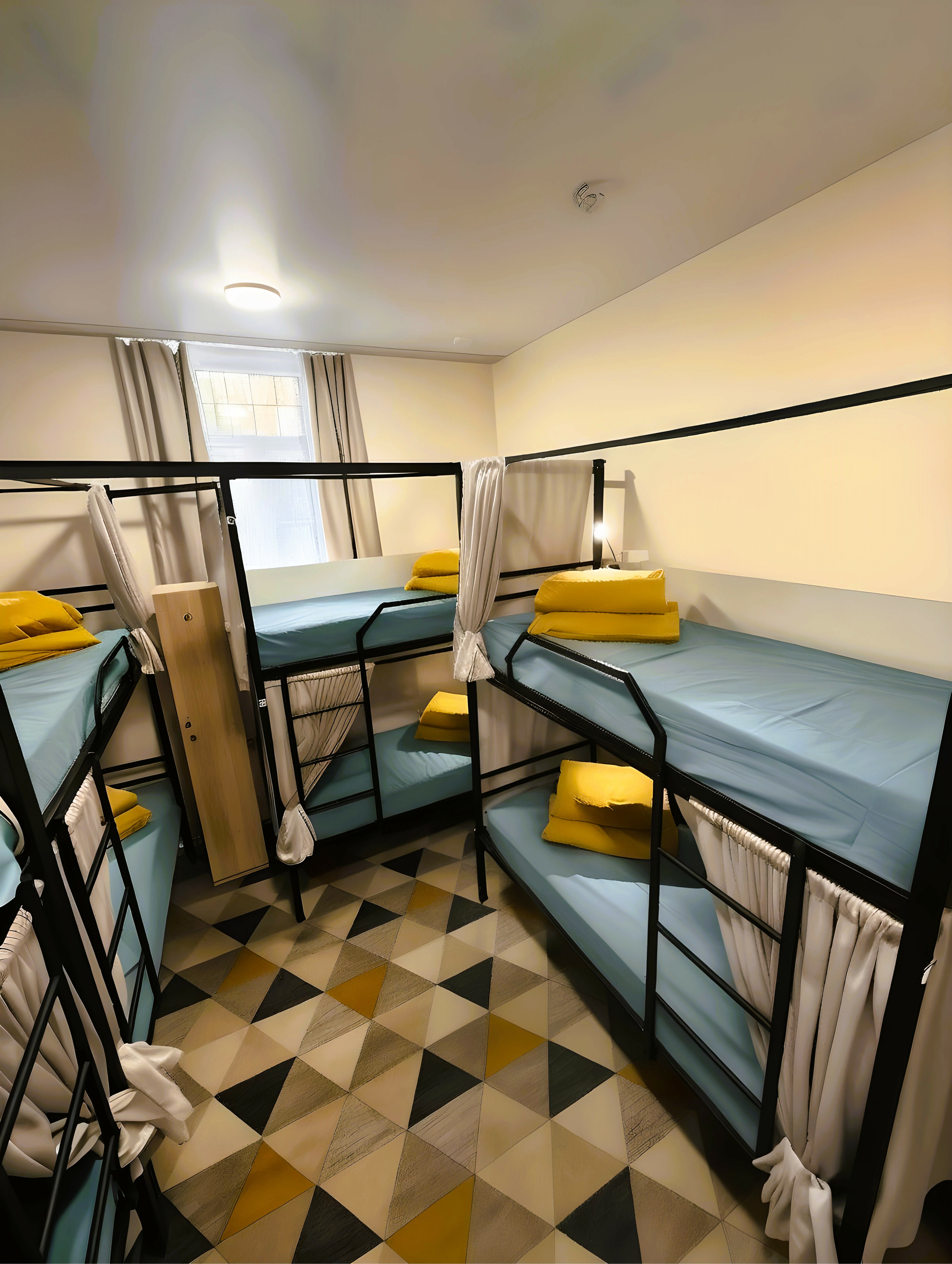 Спальное место (верхнее)на 2-х ярусной кровати в 8-ми местном номере для мужчин