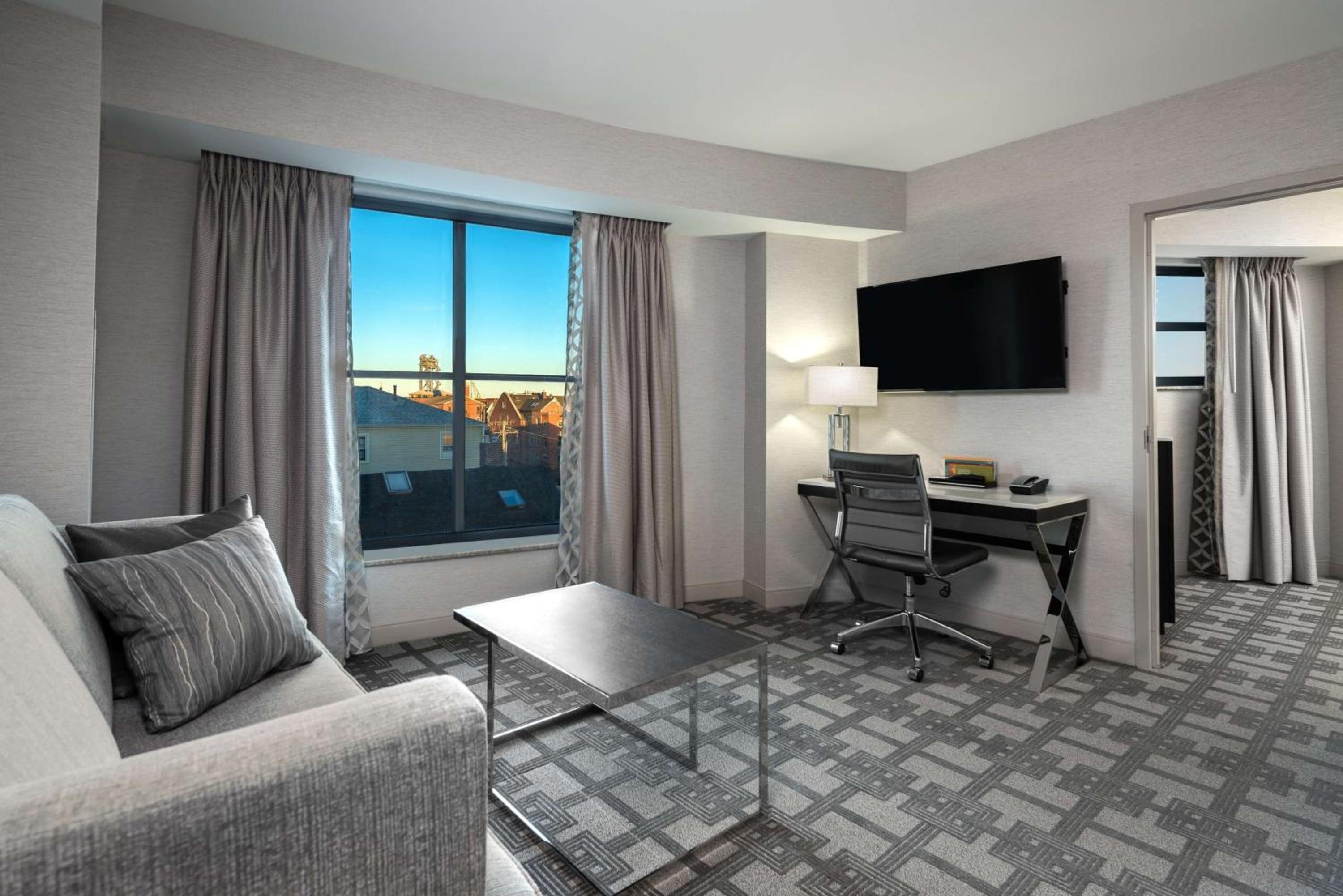 Suite, 1 King Bed (Mini Fridge/Microwave)