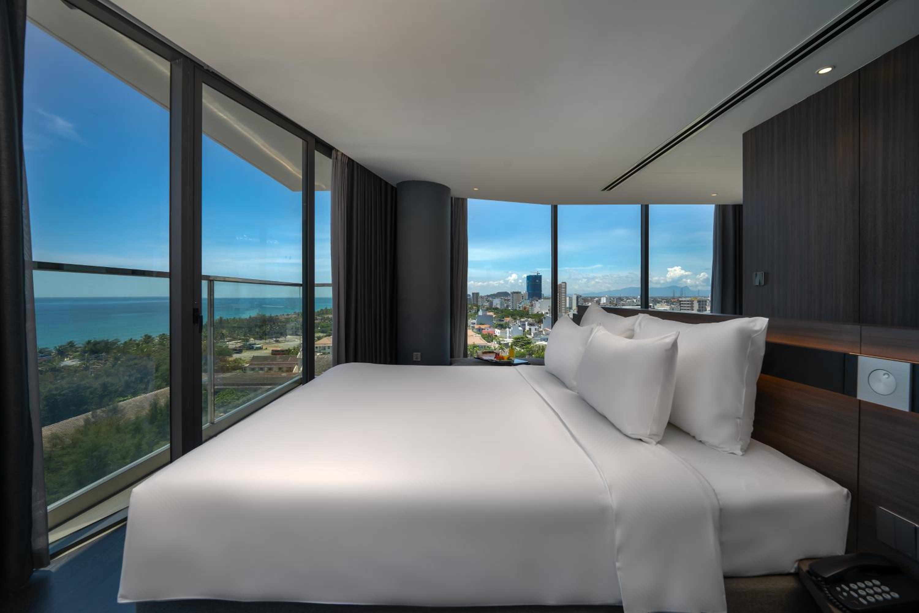 Suite with Balcony and Sea View