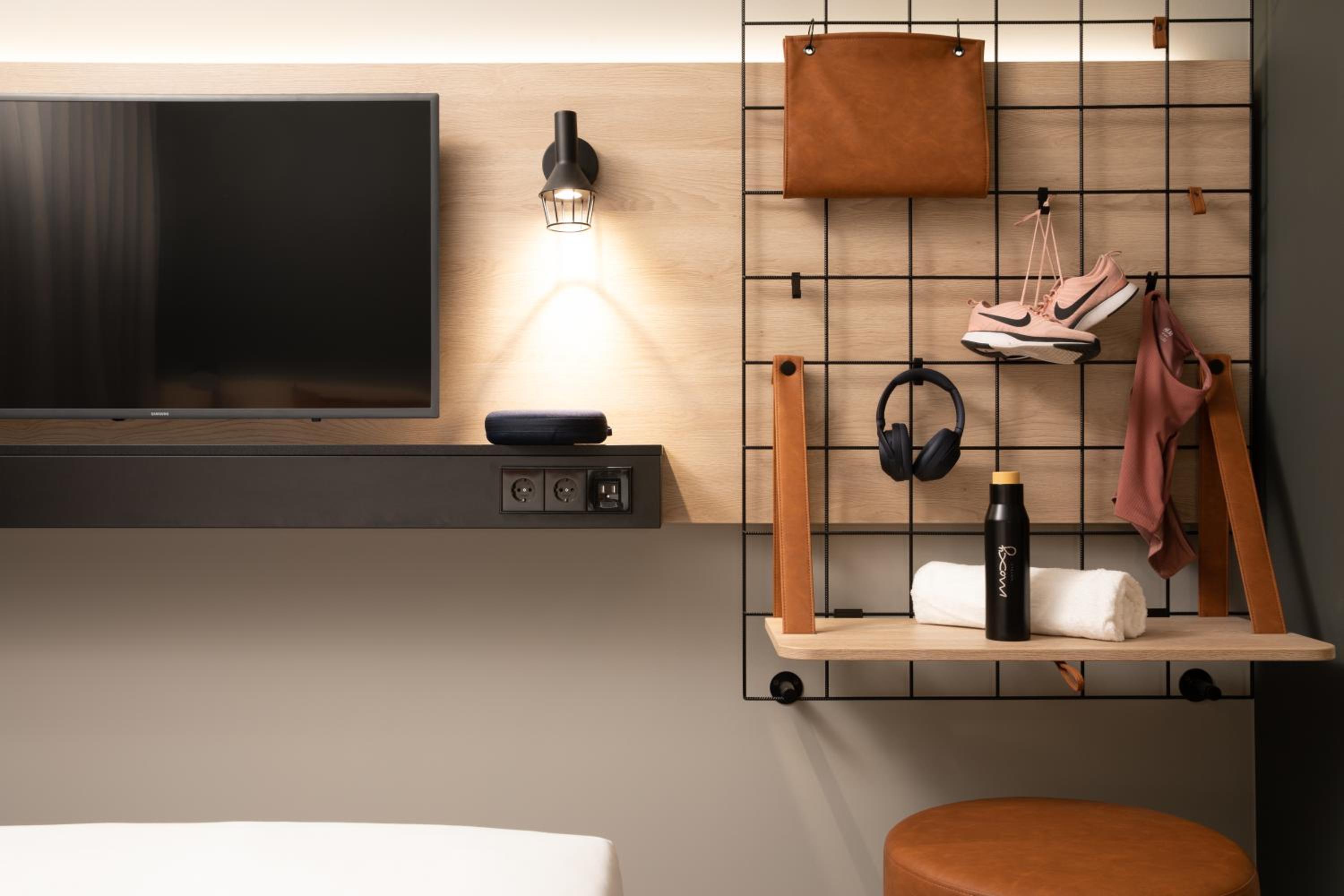 Moxy Queen Room - Top Floor