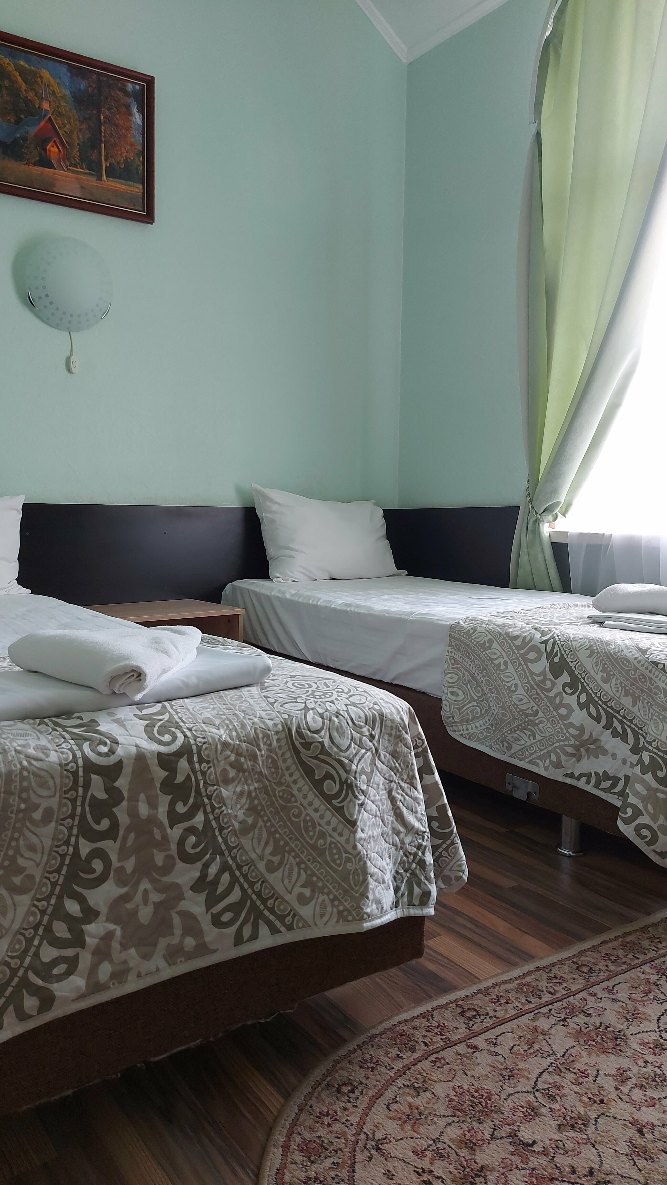 Небольшой двухместный номер с 2 отдельными кроватями