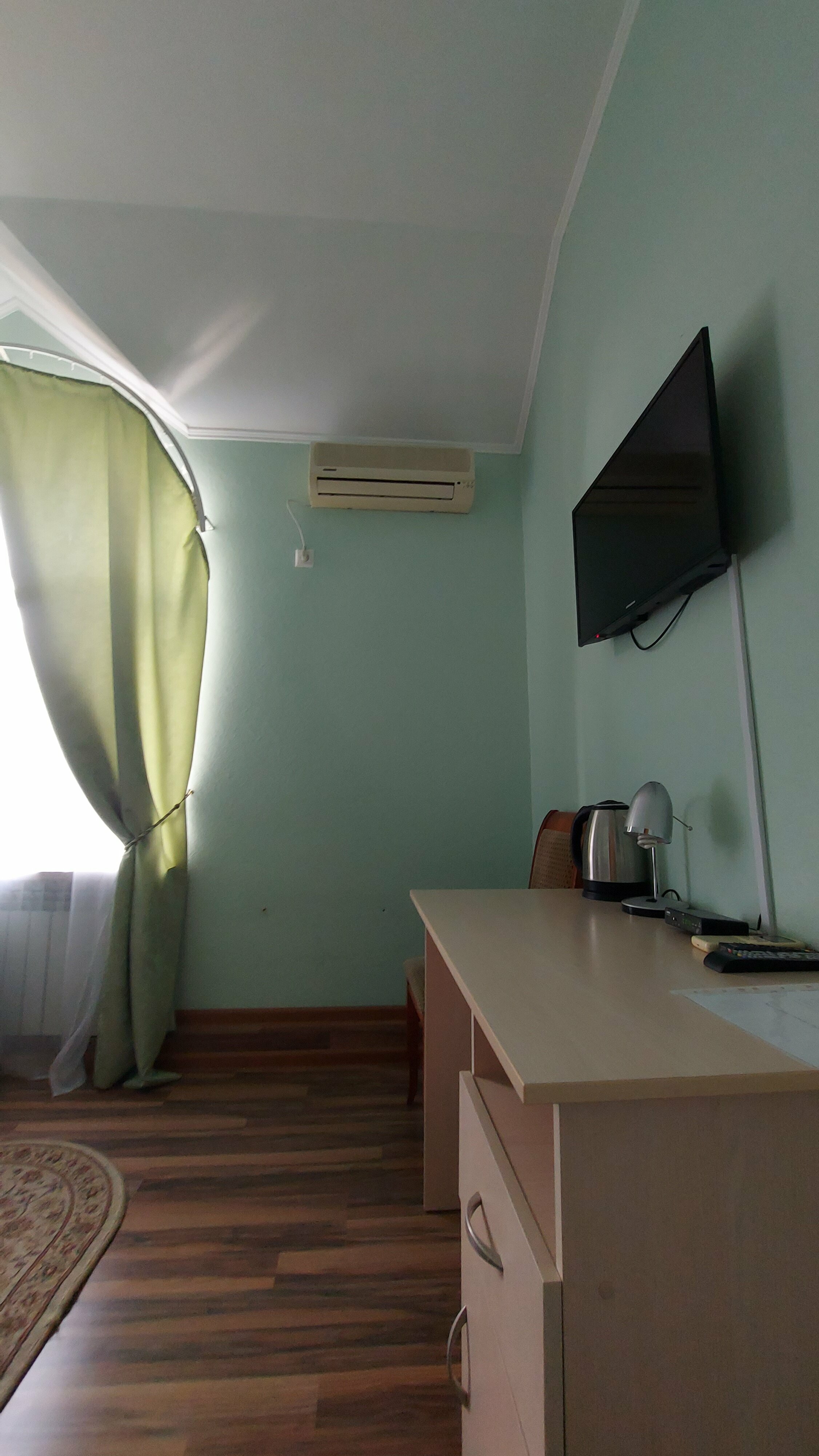 Небольшой двухместный номер с 2 отдельными кроватями