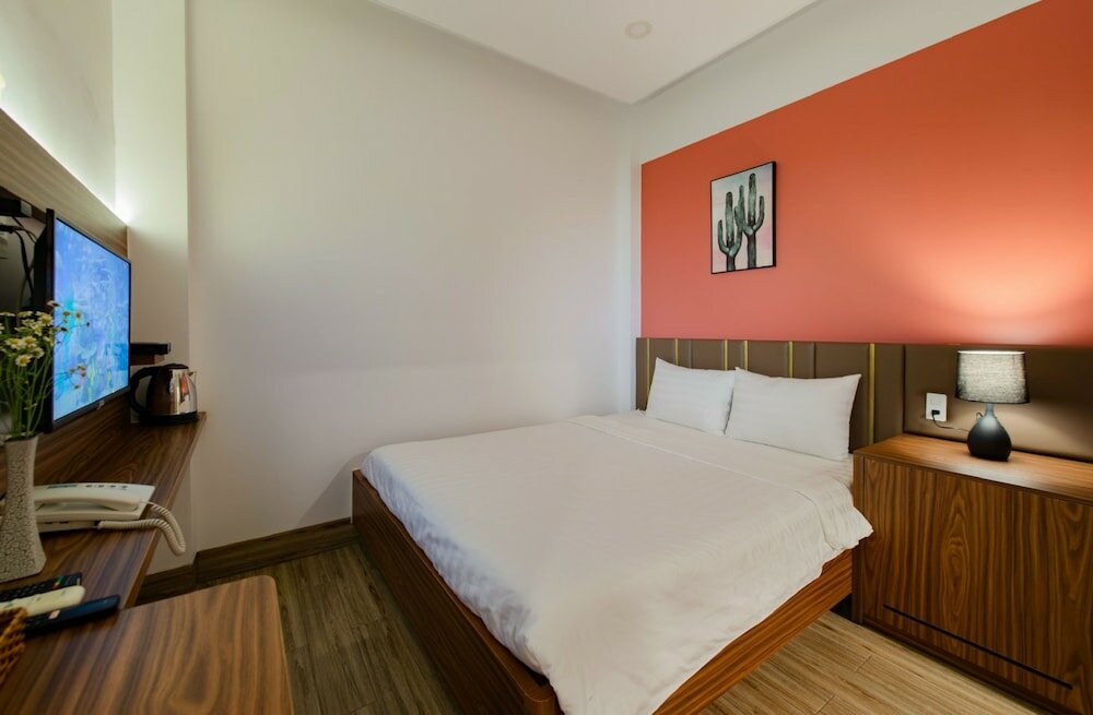 Basic Room, 1 Queen Bed