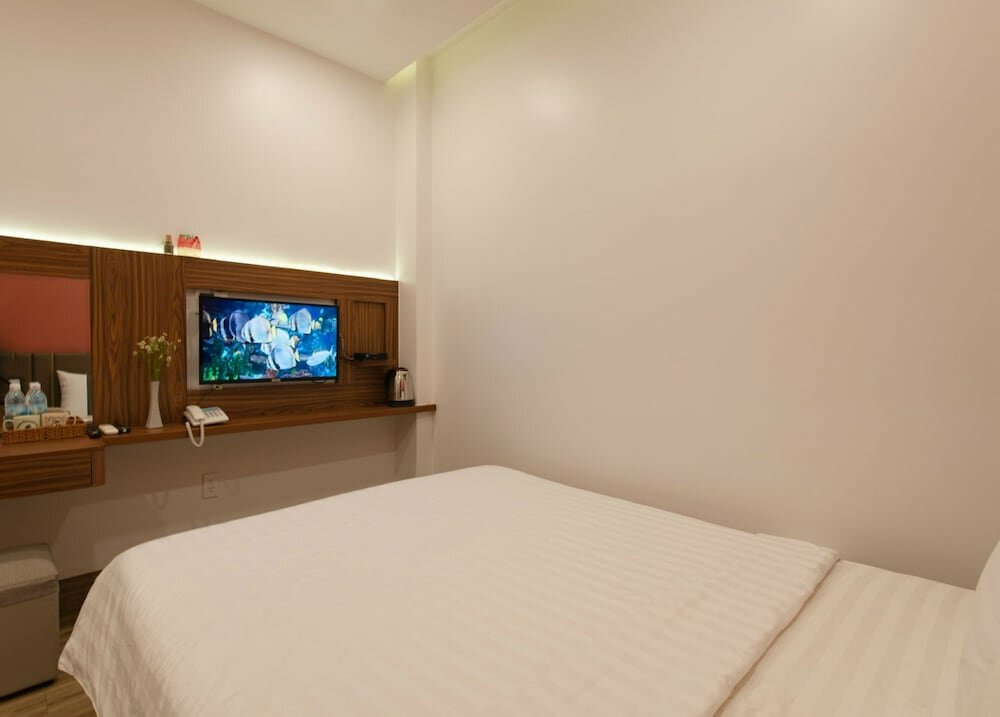 Basic Room, 1 Queen Bed