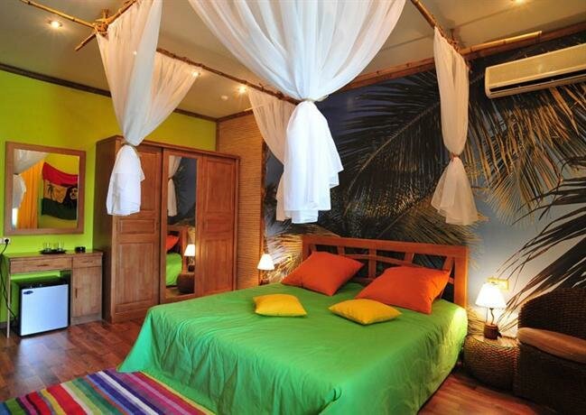 Двухместный номер с двуспальной кроватью и дополнительной кроватью