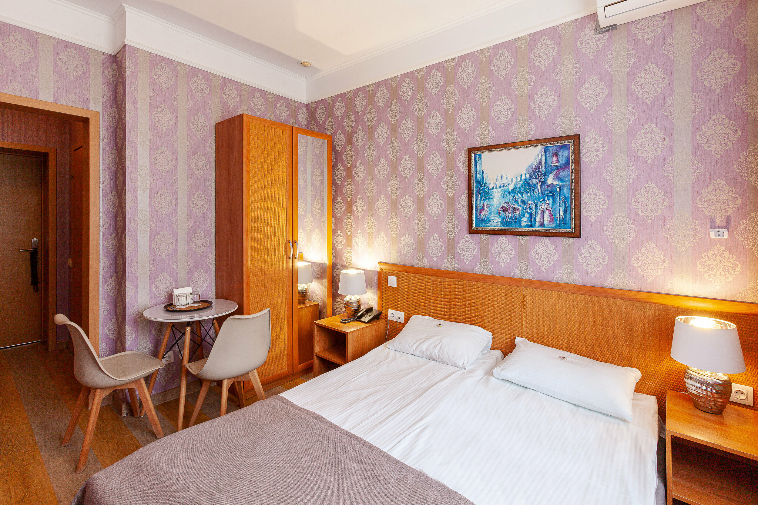 Стандарт с одной двуспальной кроватью