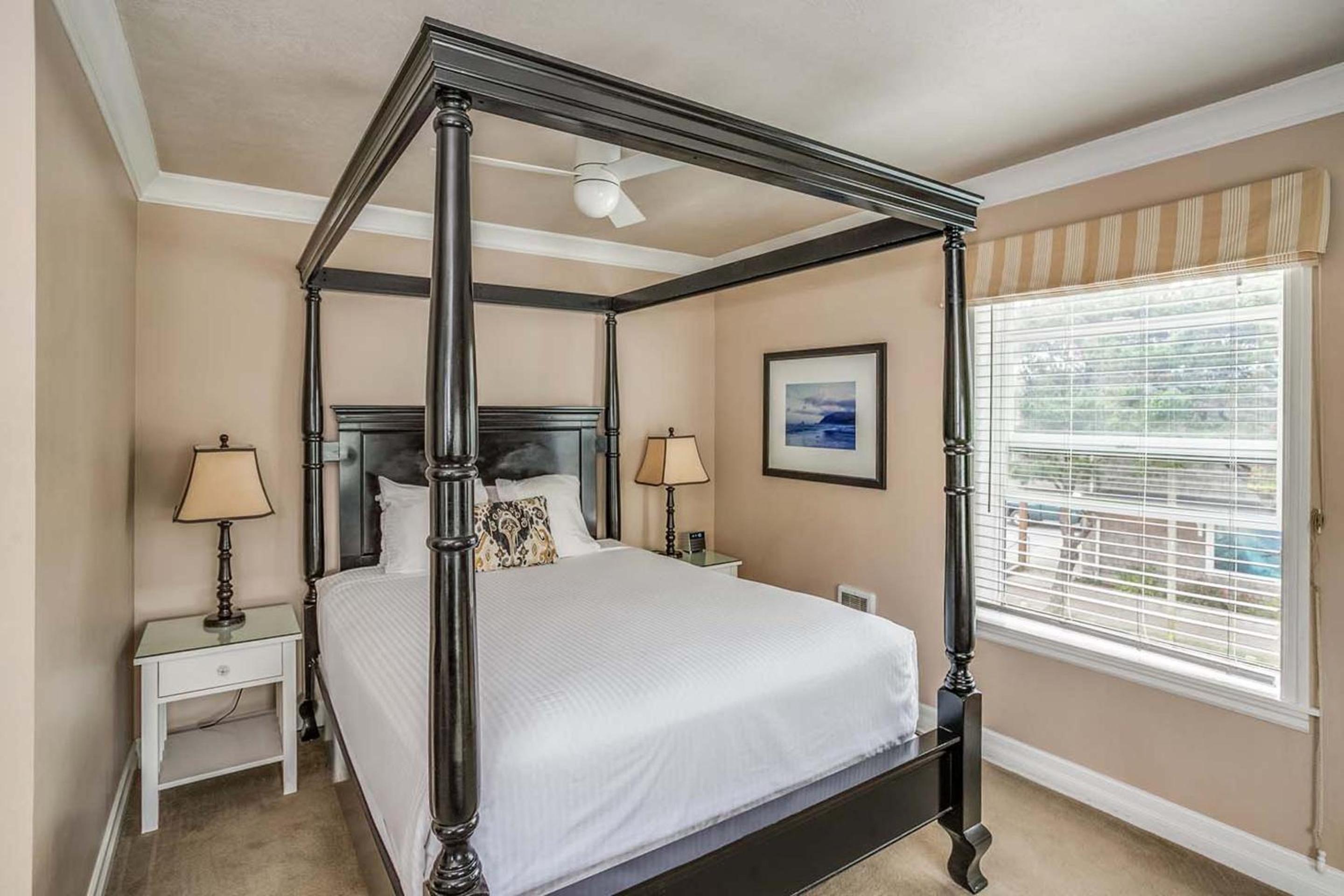 Cannon Beach Hotel - Premier Queen (No Pets, No Kids)