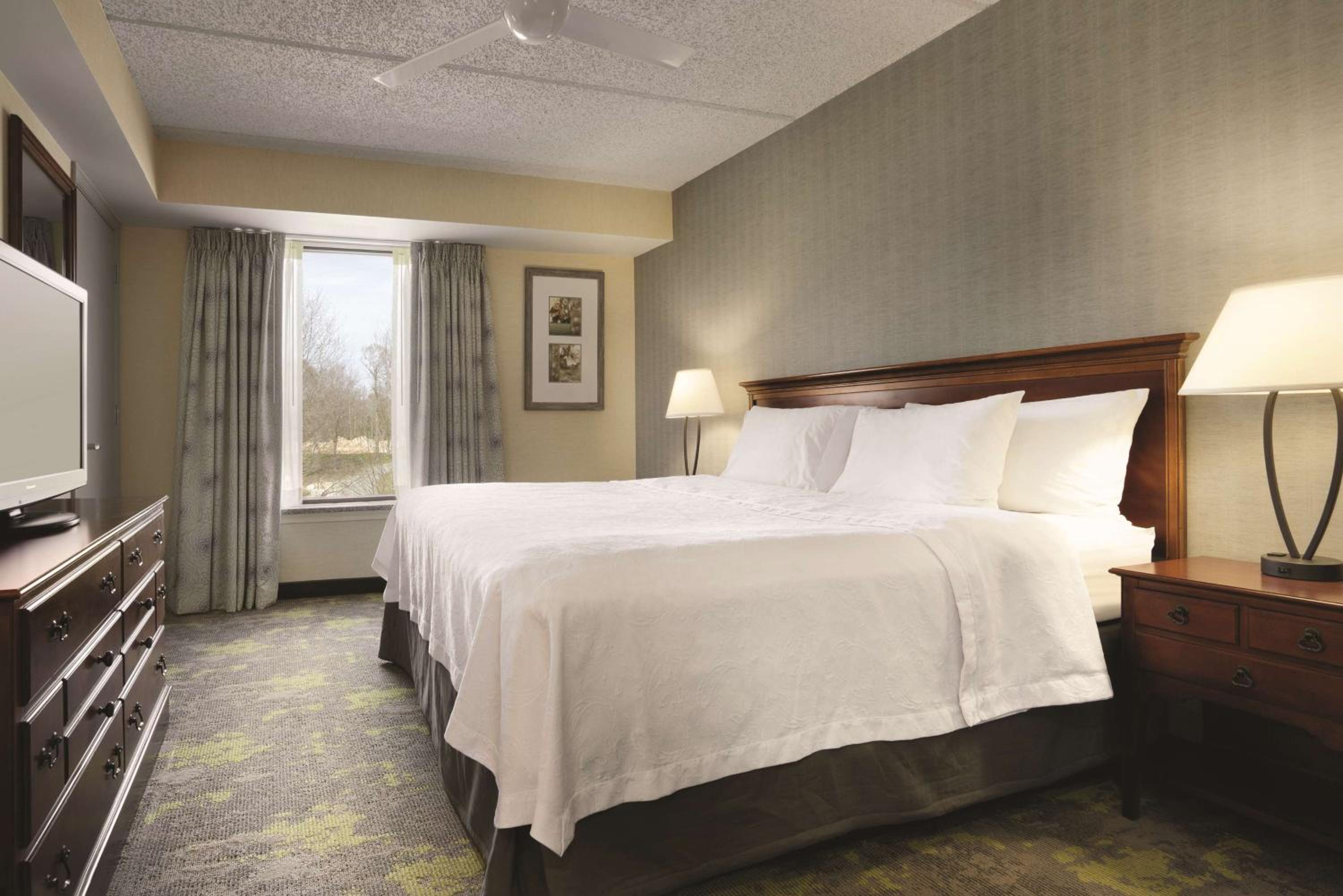 King Suite - Mobility Access/Non-Smoking