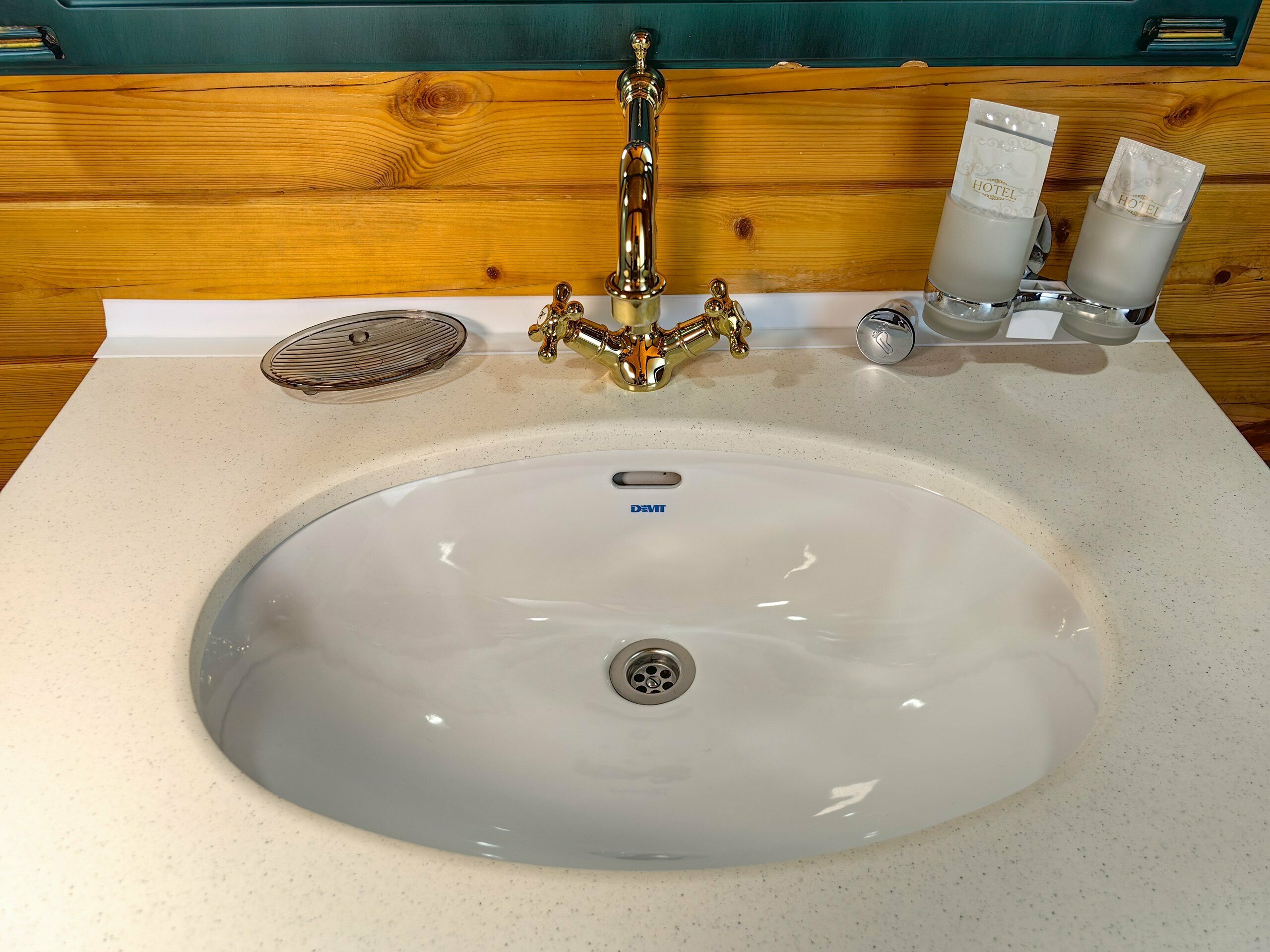 Панорамная комната с балконом