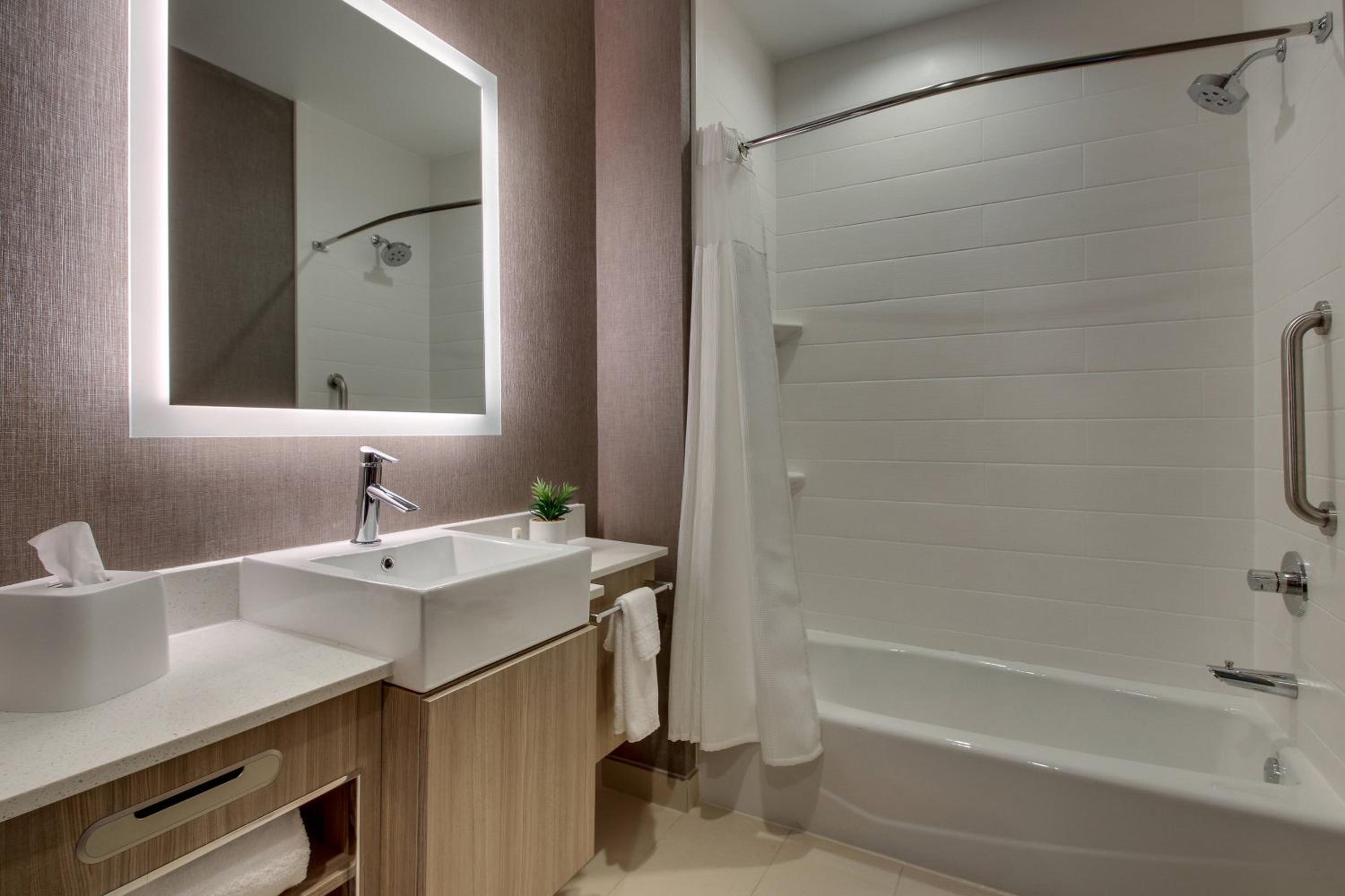 Suite, King, Trundle bed