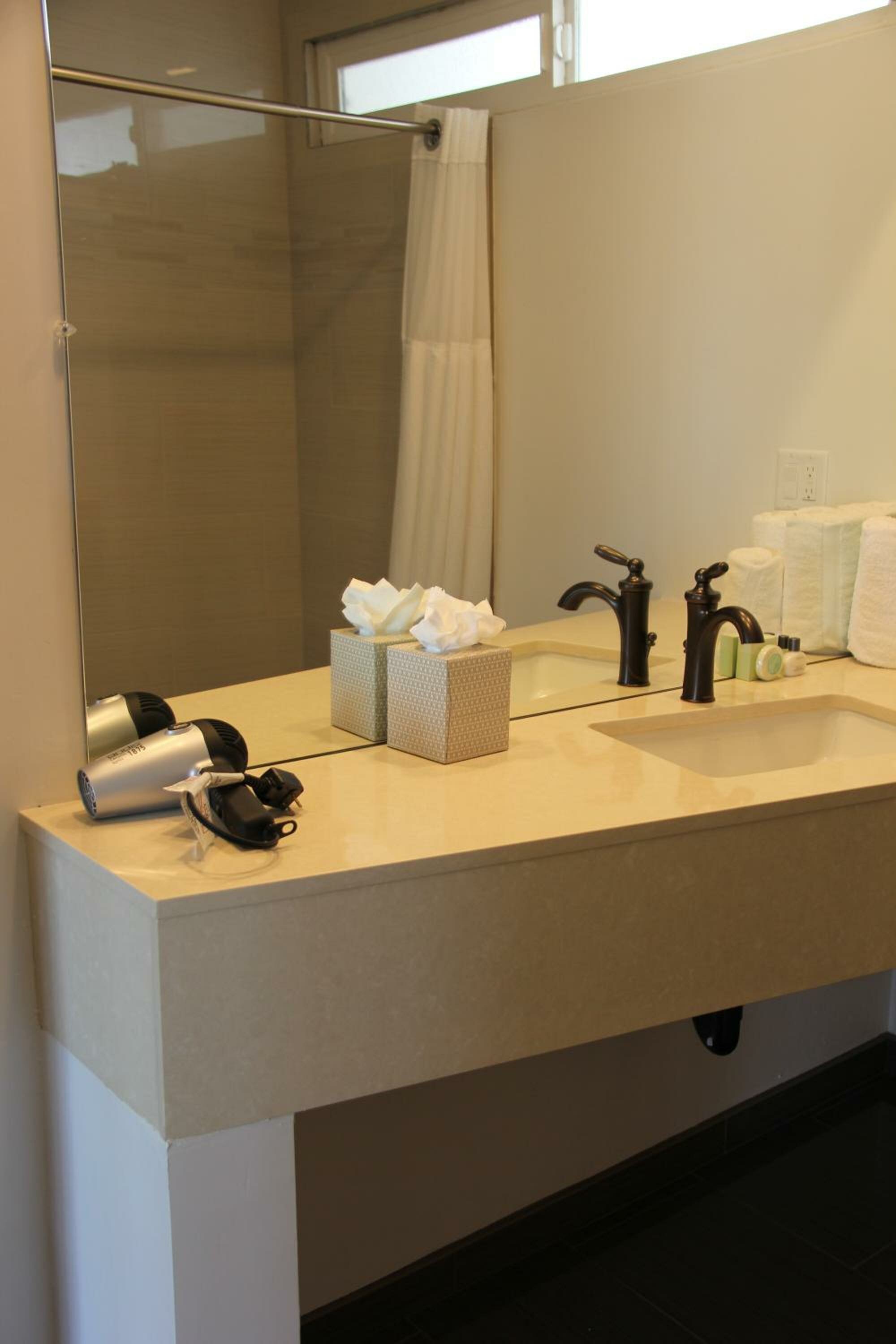 Deluxe Two-Bedroom Suite - Ocean Front