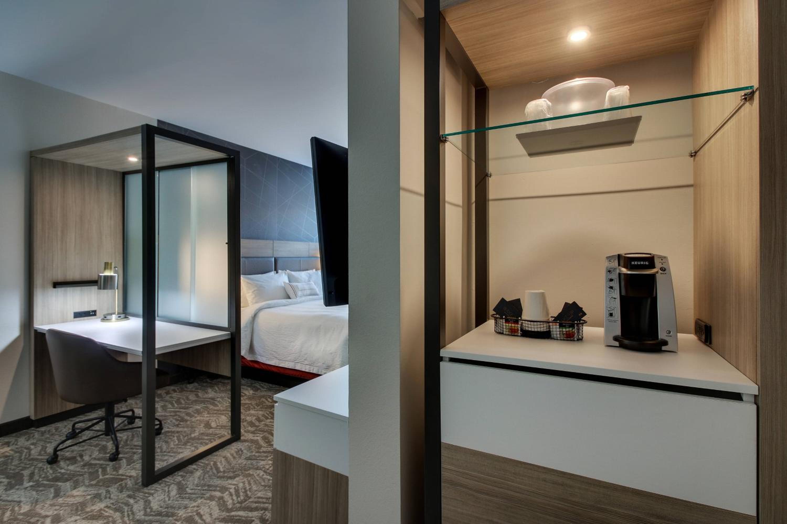 Suite, King, Trundle bed