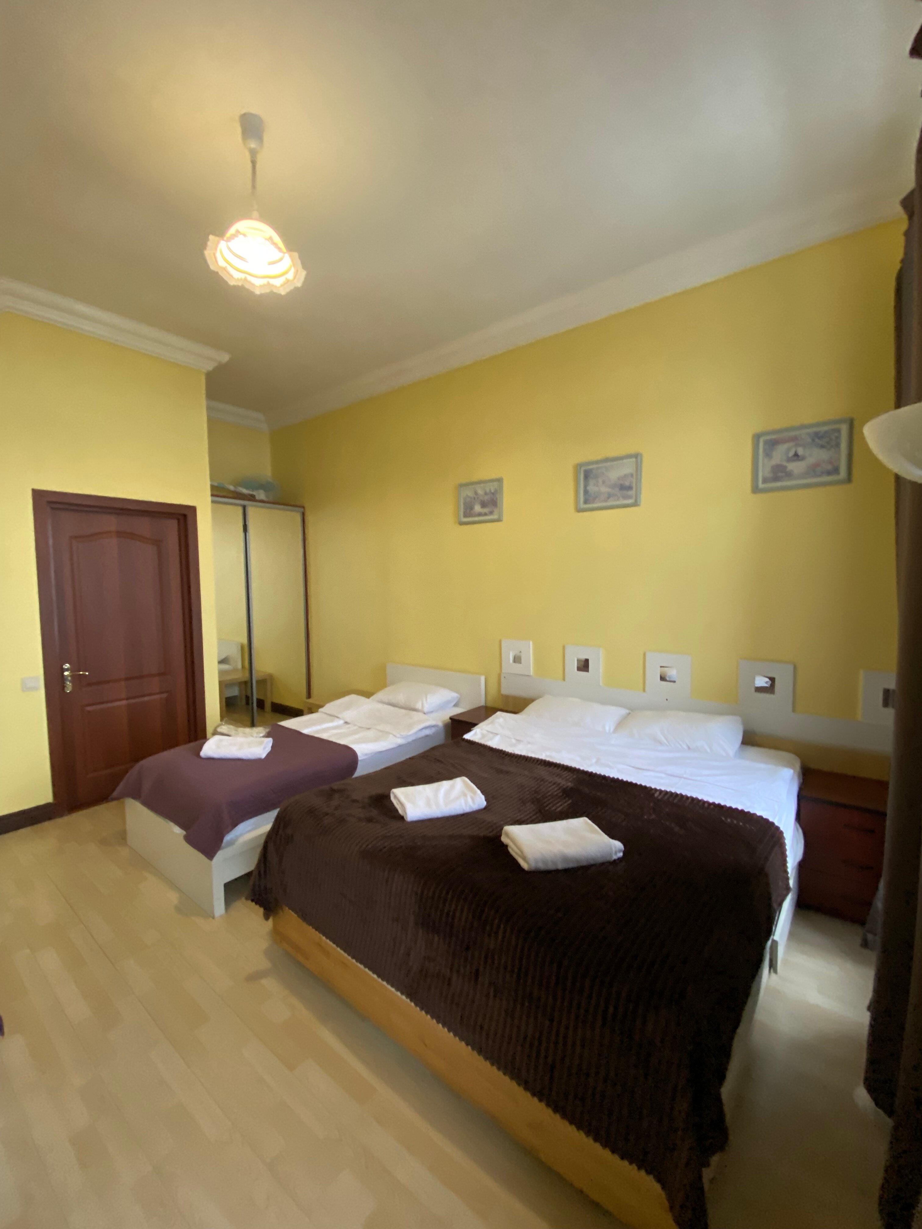 Четырехместный номер с общей ванной комнатой