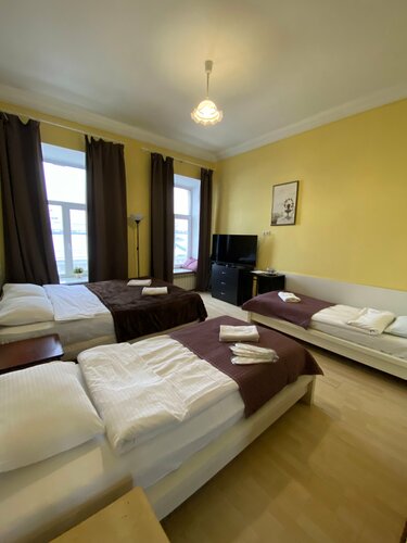 Четырехместный номер с общей ванной комнатой