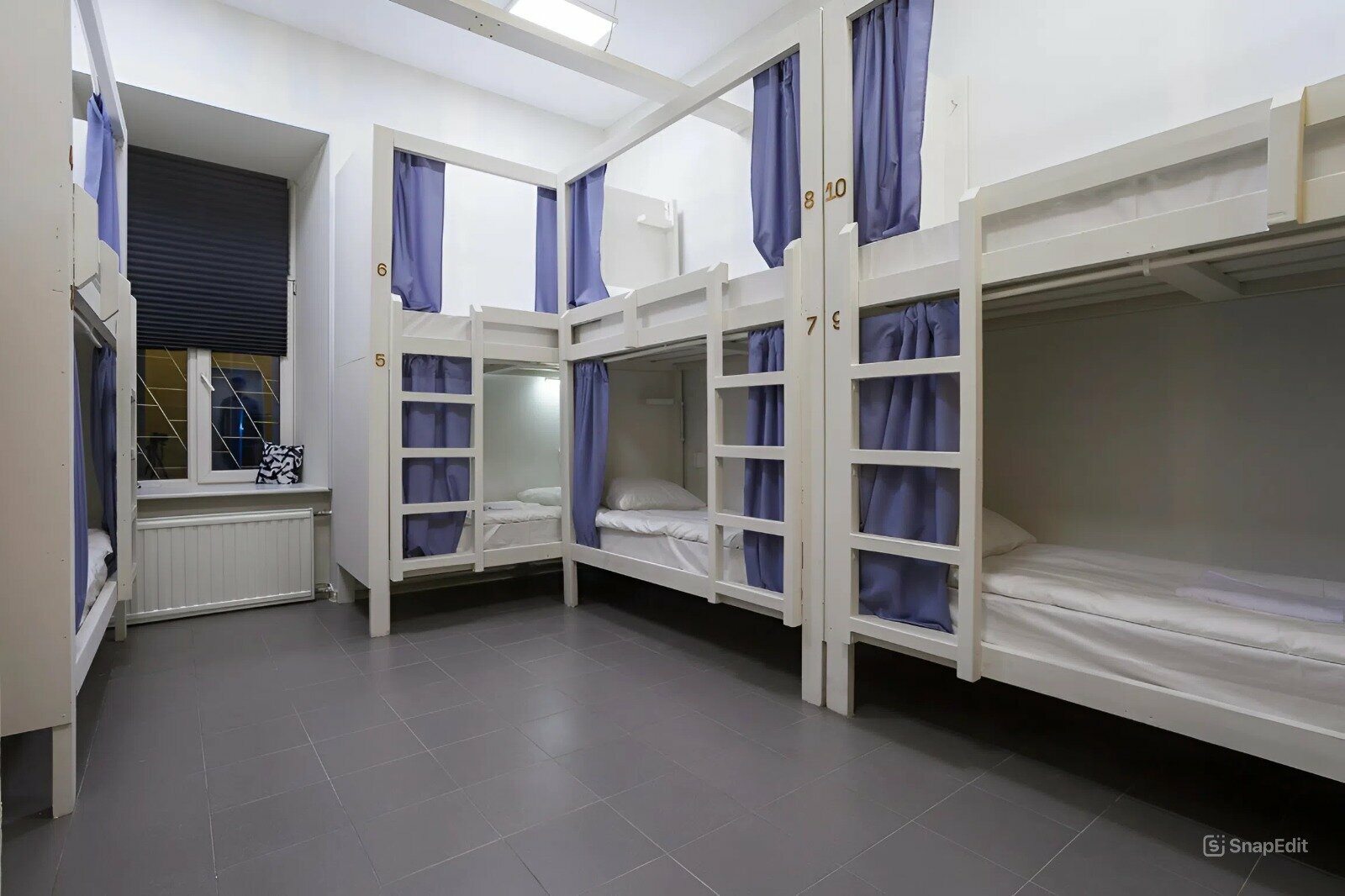 Кровать в общем номере для мужчин и женщин с 10 кроватями