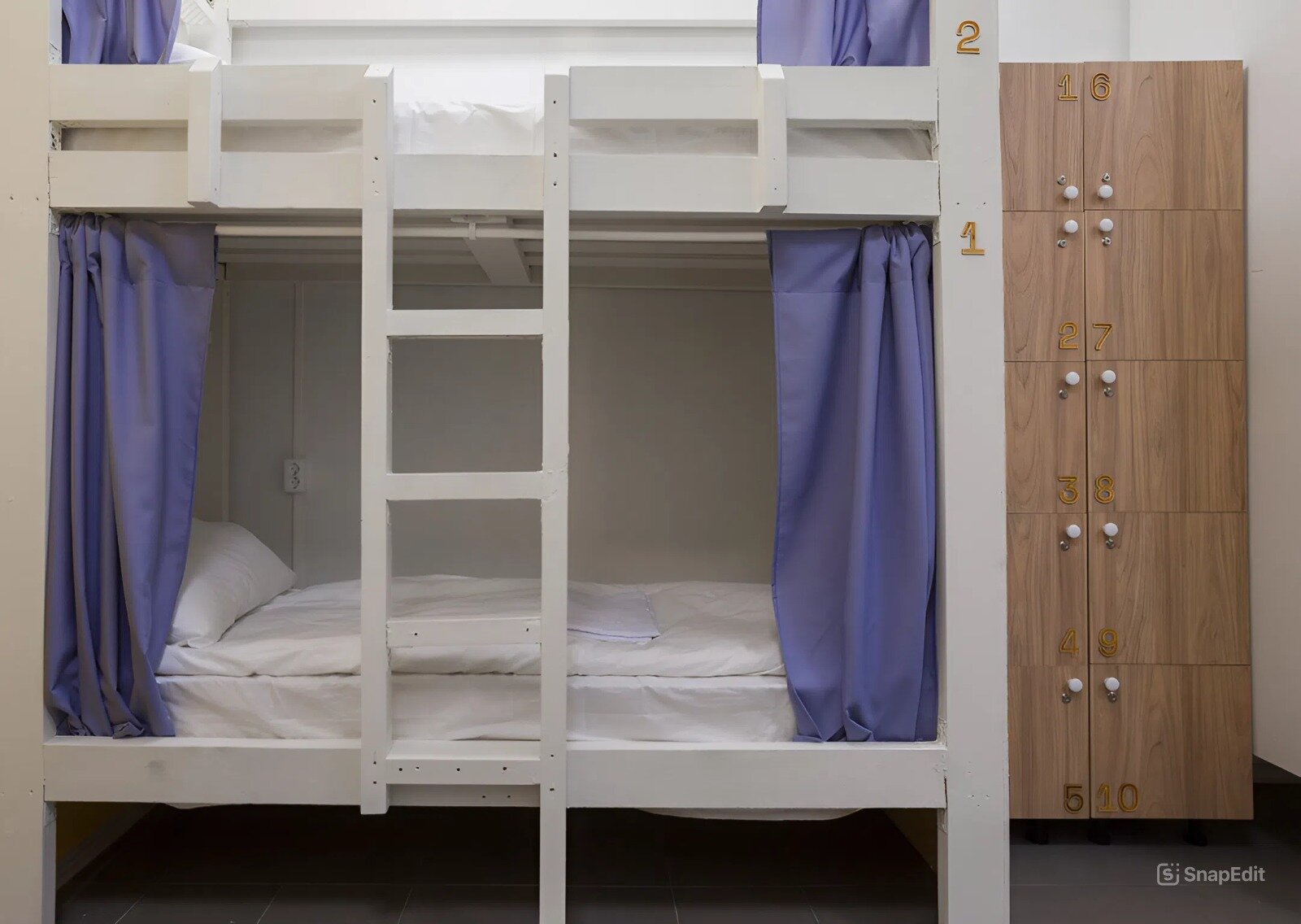 Кровать в общем номере для мужчин и женщин с 10 кроватями