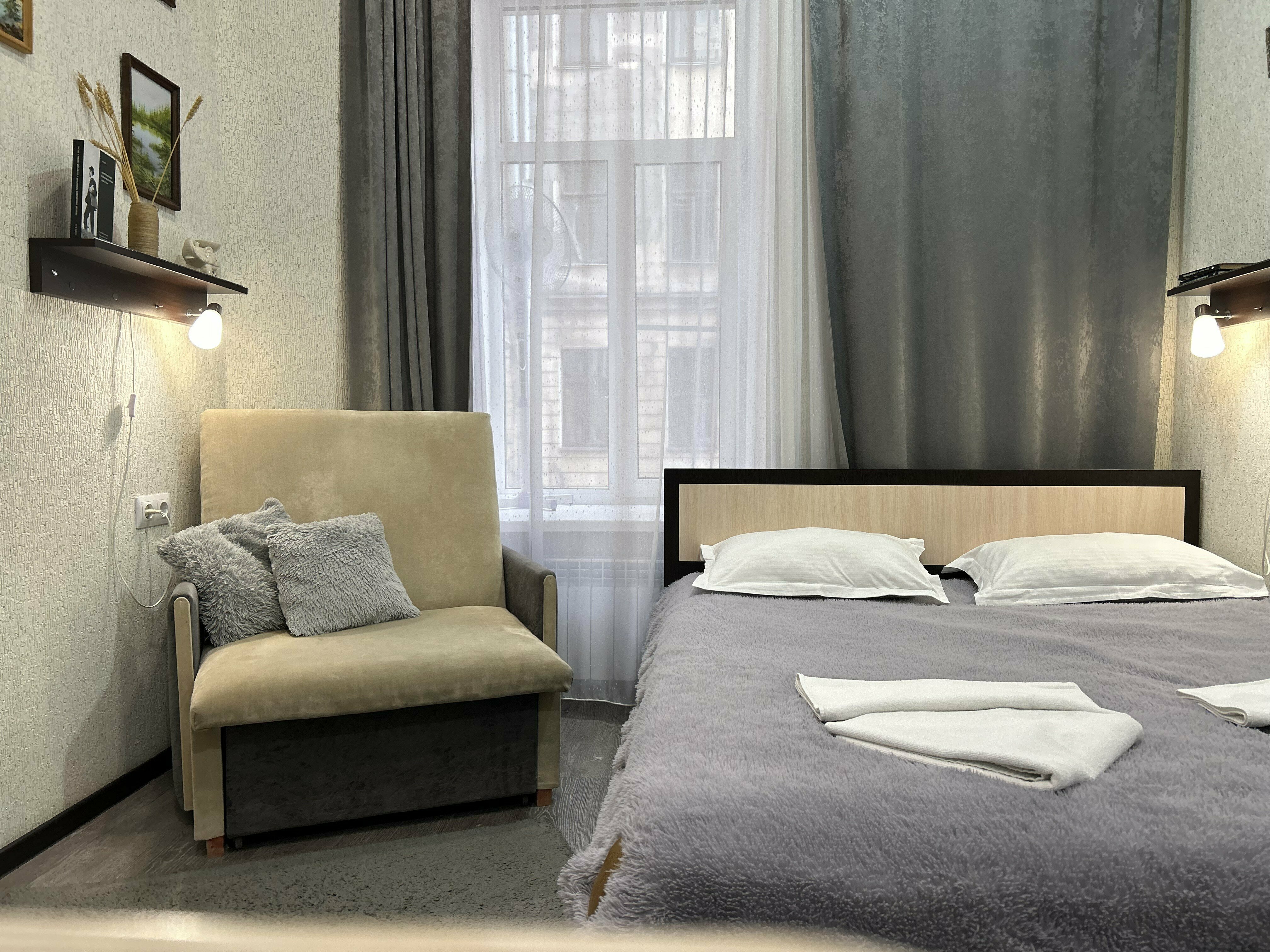 Комната  с 2-х спальной кроватью и доп.местом (кресло-кровать )  с ванной комнатой вне номера