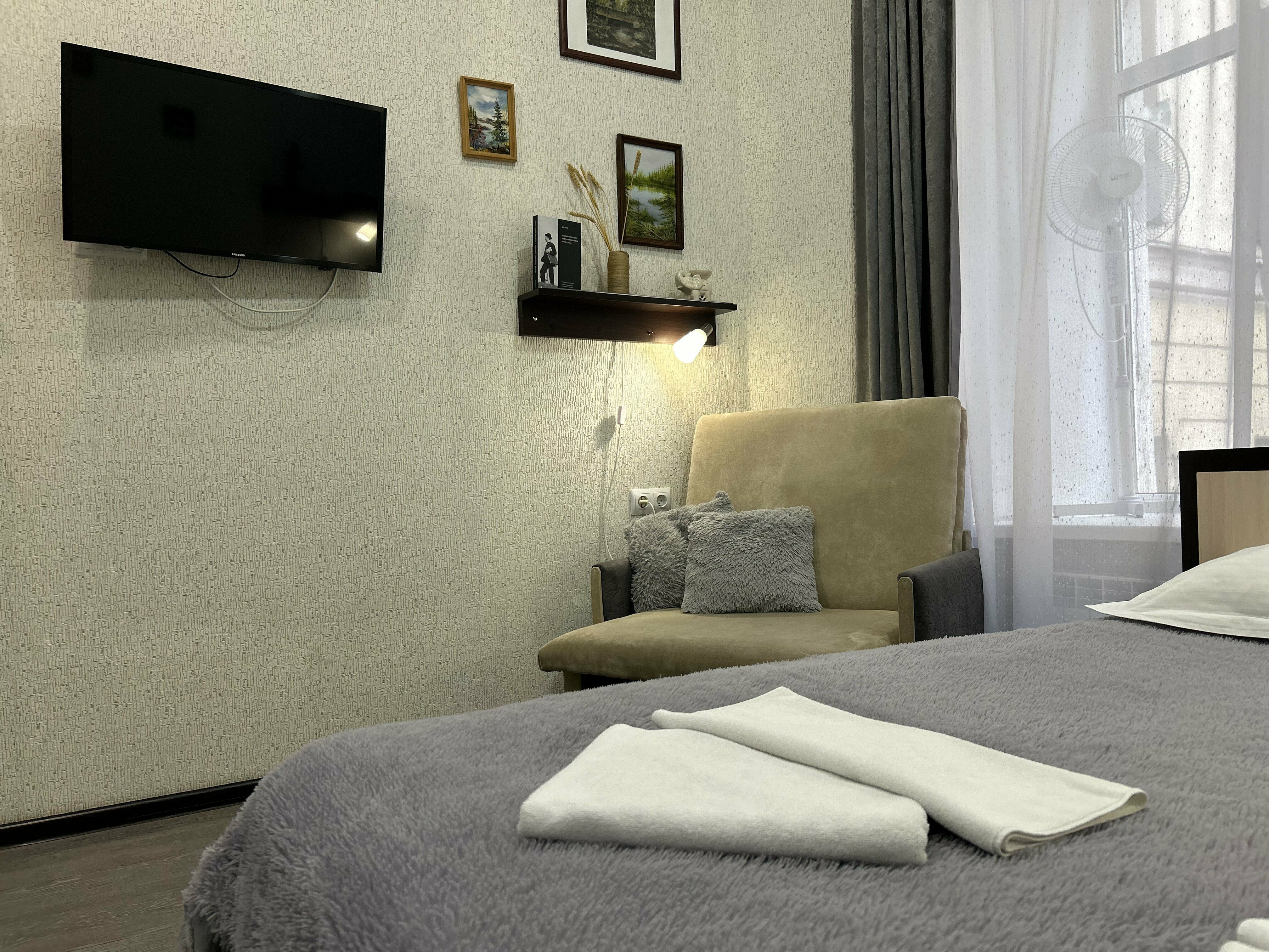 Комната  с 2-х спальной кроватью и доп.местом (кресло-кровать )  с ванной комнатой вне номера