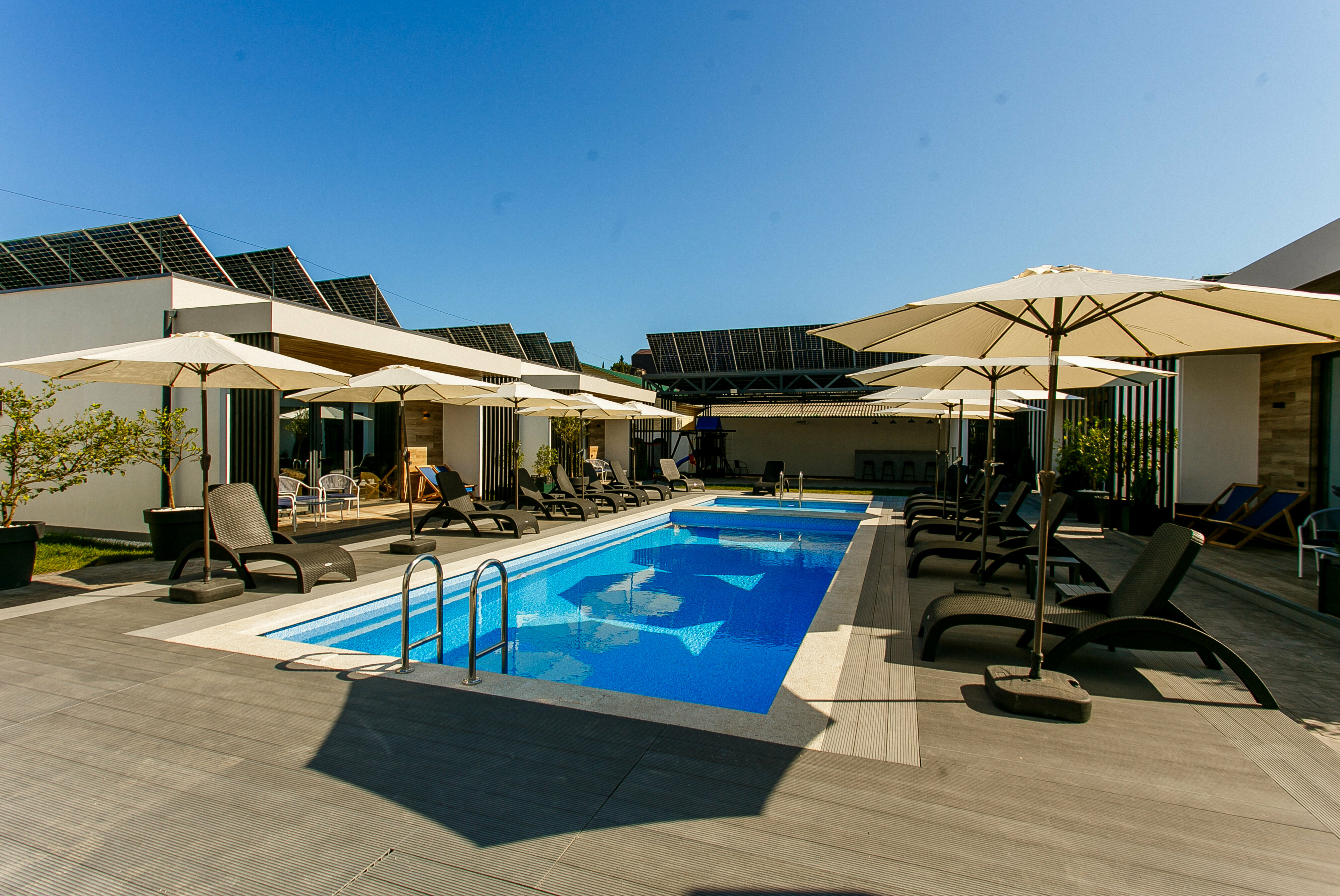 Коттедж с террасой и доступом к бассейну