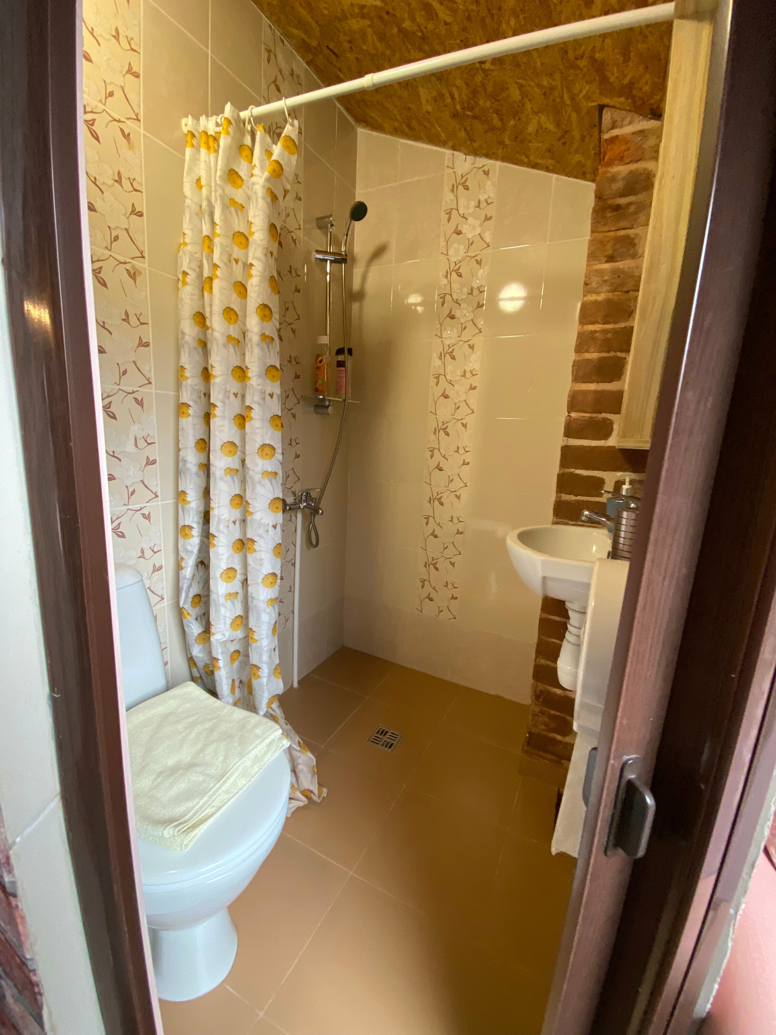 Трехместный номер с собственной ванной комнатой