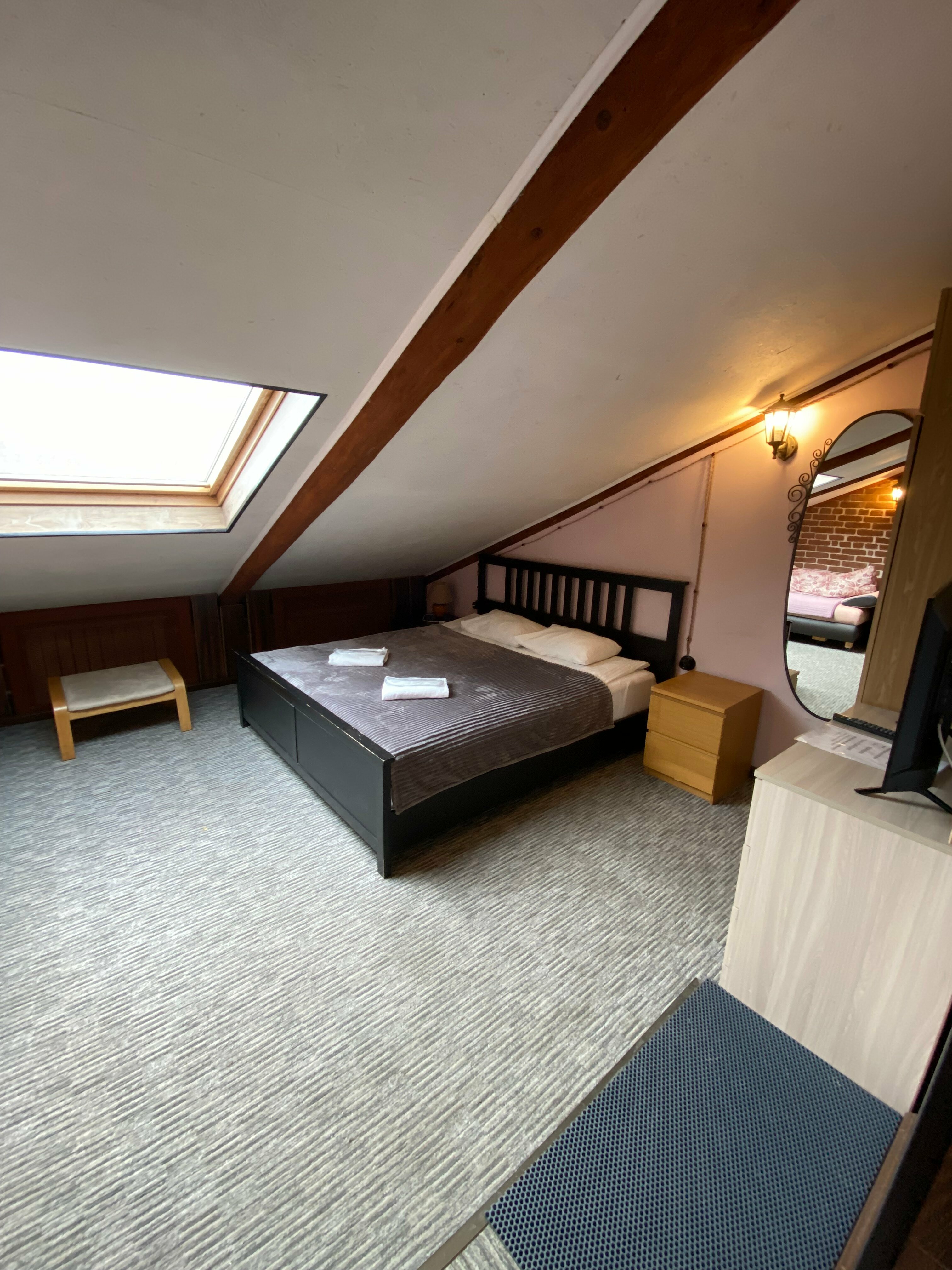 Трехместный номер с собственной ванной комнатой