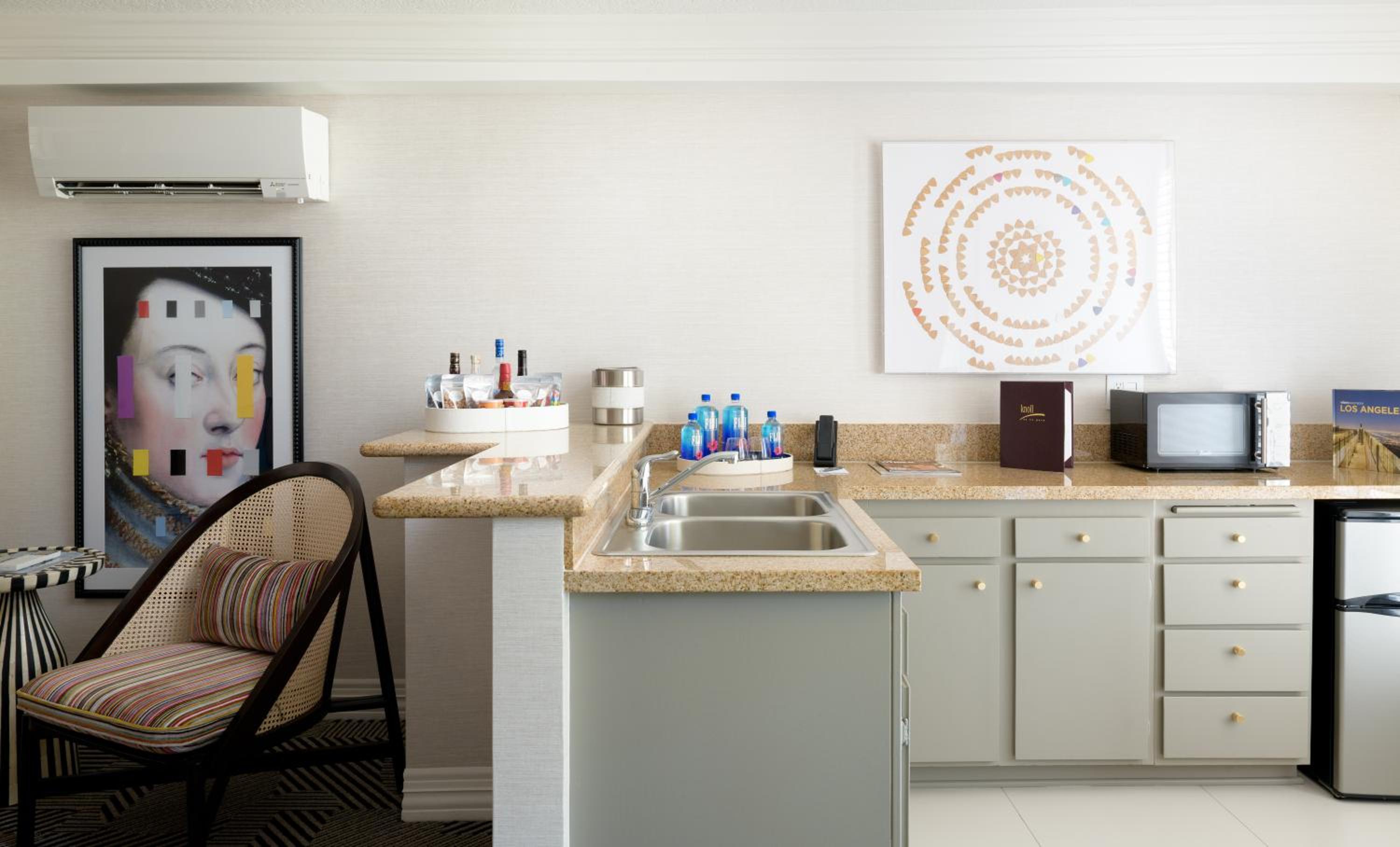 Signature 2 Queens Suite, top floor with Balcony