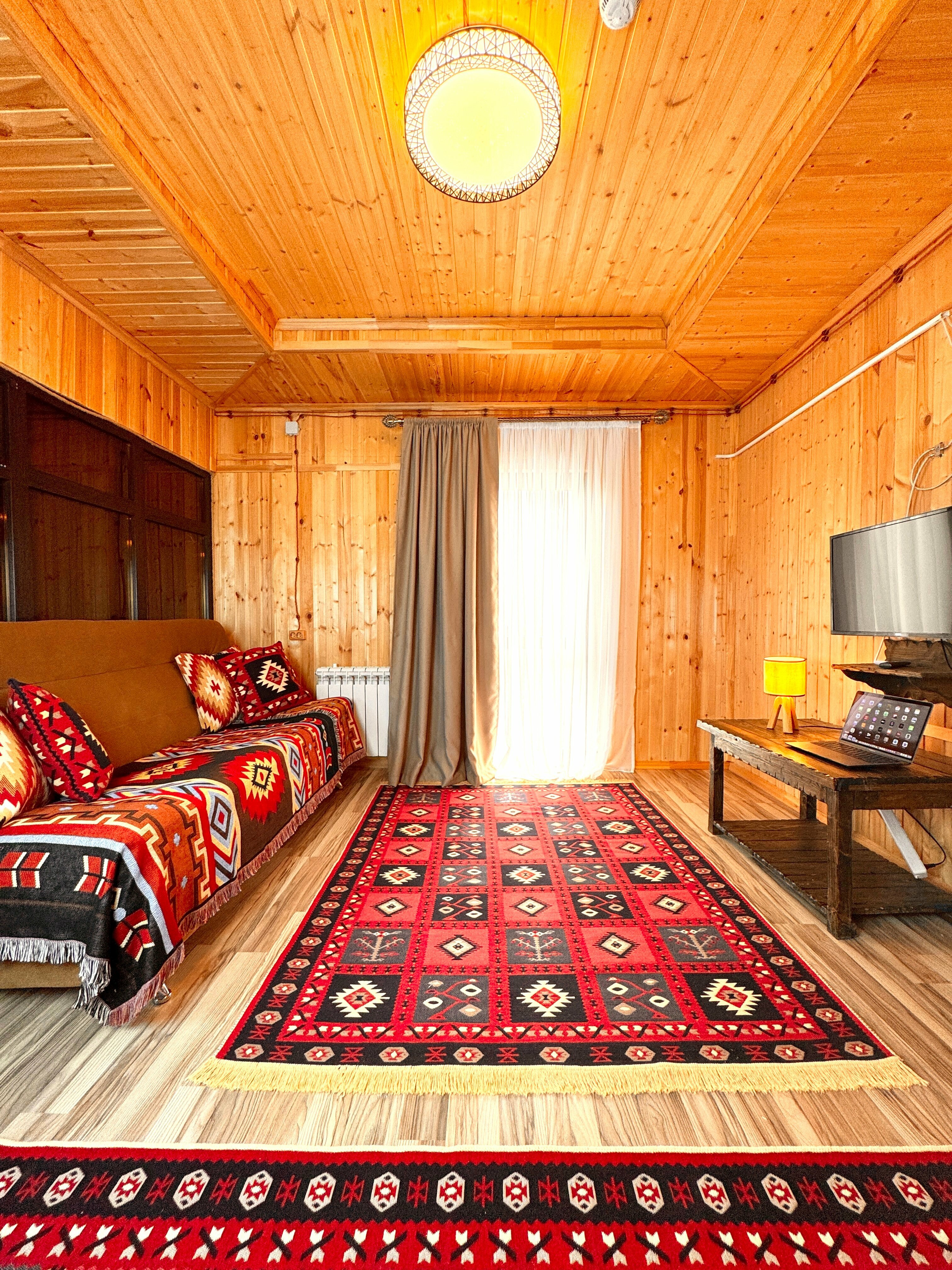 Трехкомнатный улучшенный стандарт с видом на горы | без балкона | 2 этаж