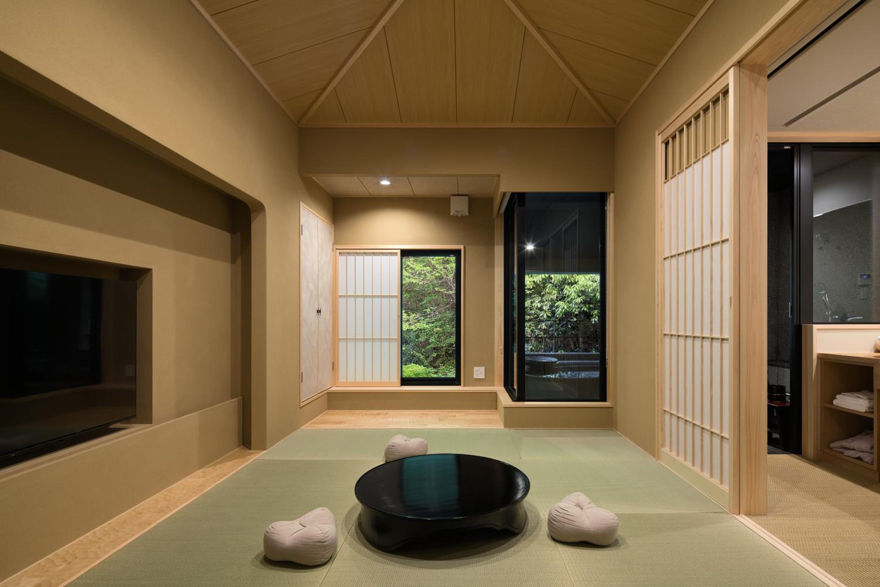 Japanese-Style Modern Art Suite Room with Open-Air Hot Spring Bath【Kohoo】