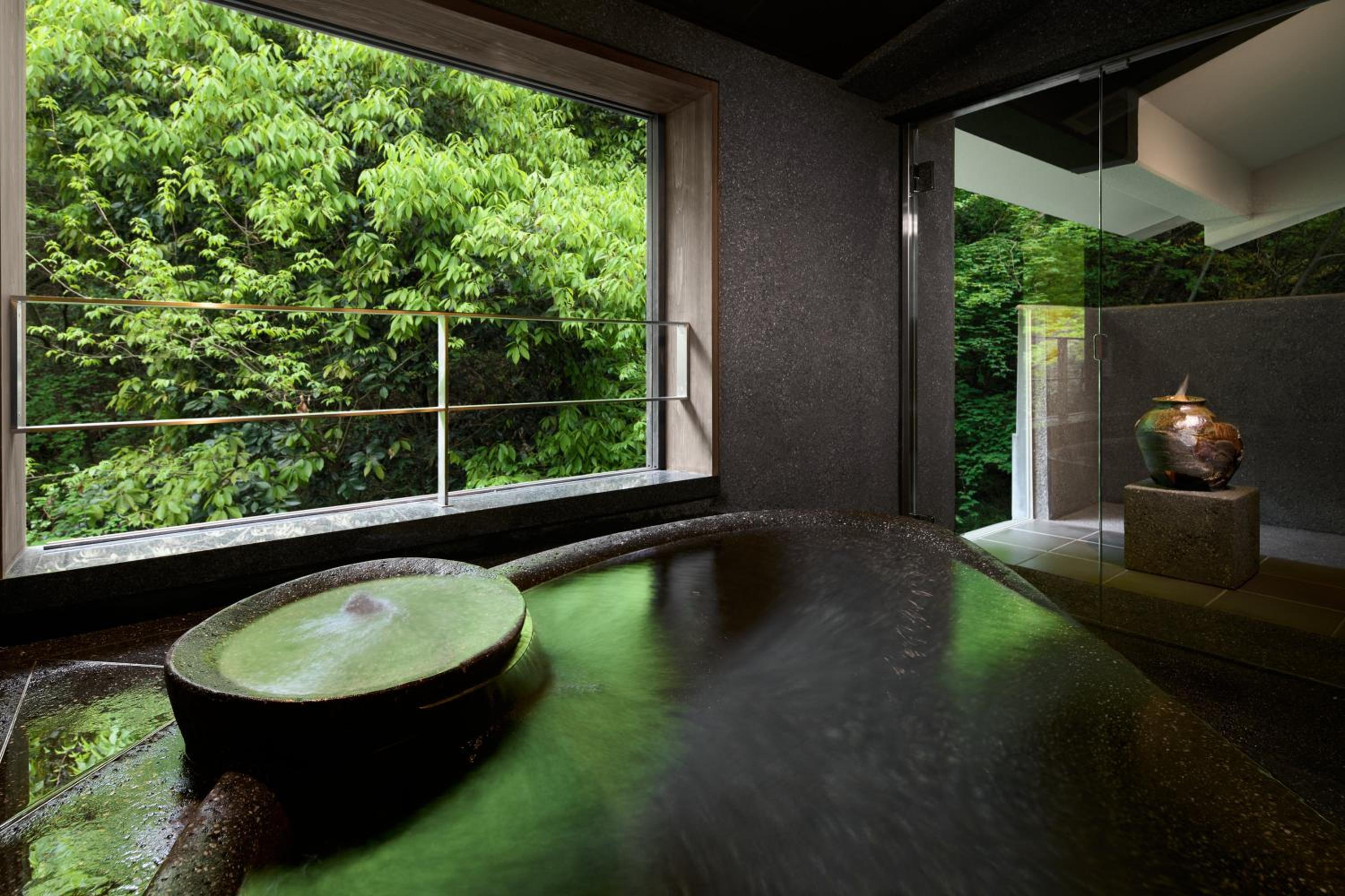 Japanese-Style Modern Art Suite Room with Open-Air Hot Spring Bath【Kohoo】