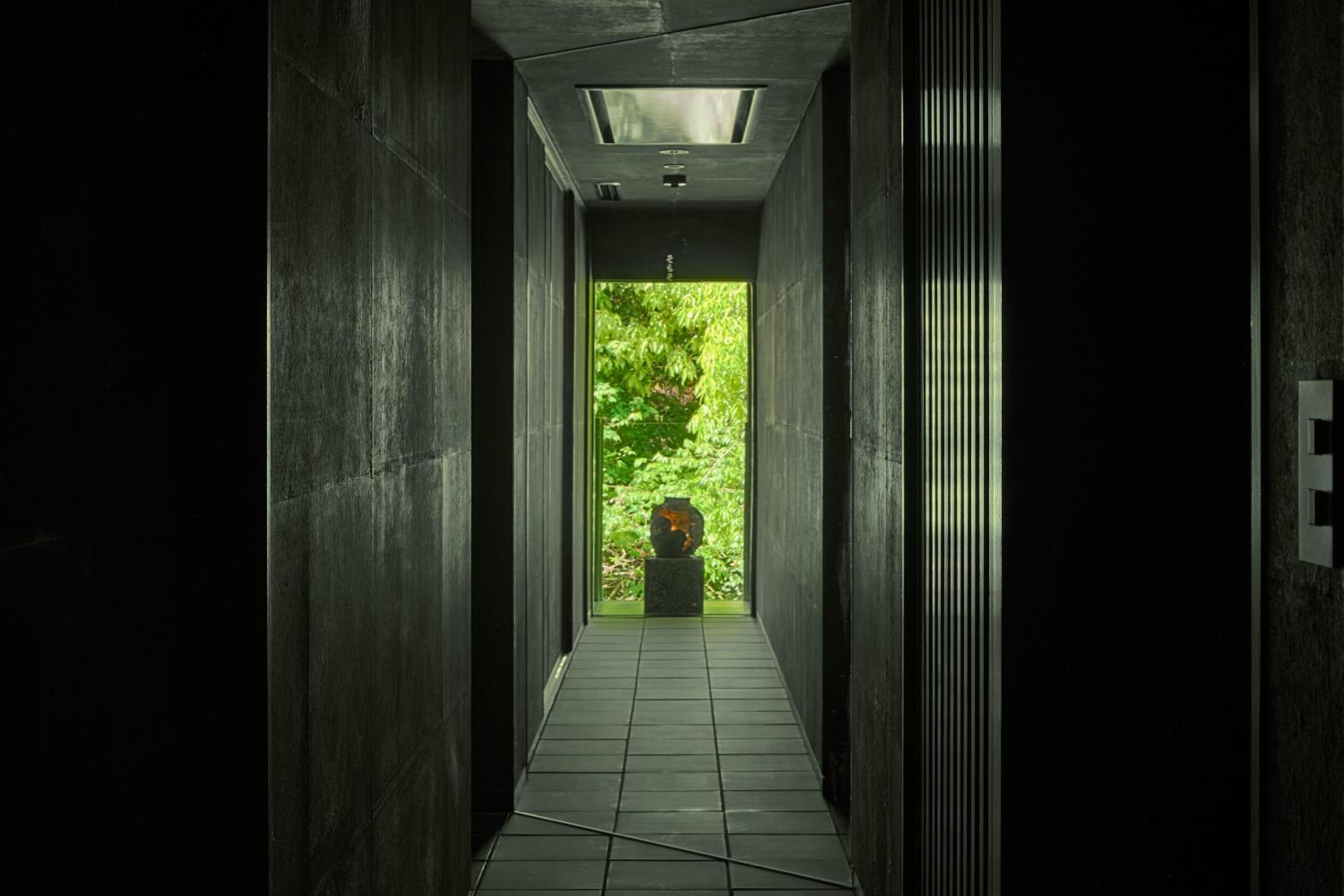 Japanese-Style Modern Art Suite Room with Open-Air Hot Spring Bath【Kohoo】