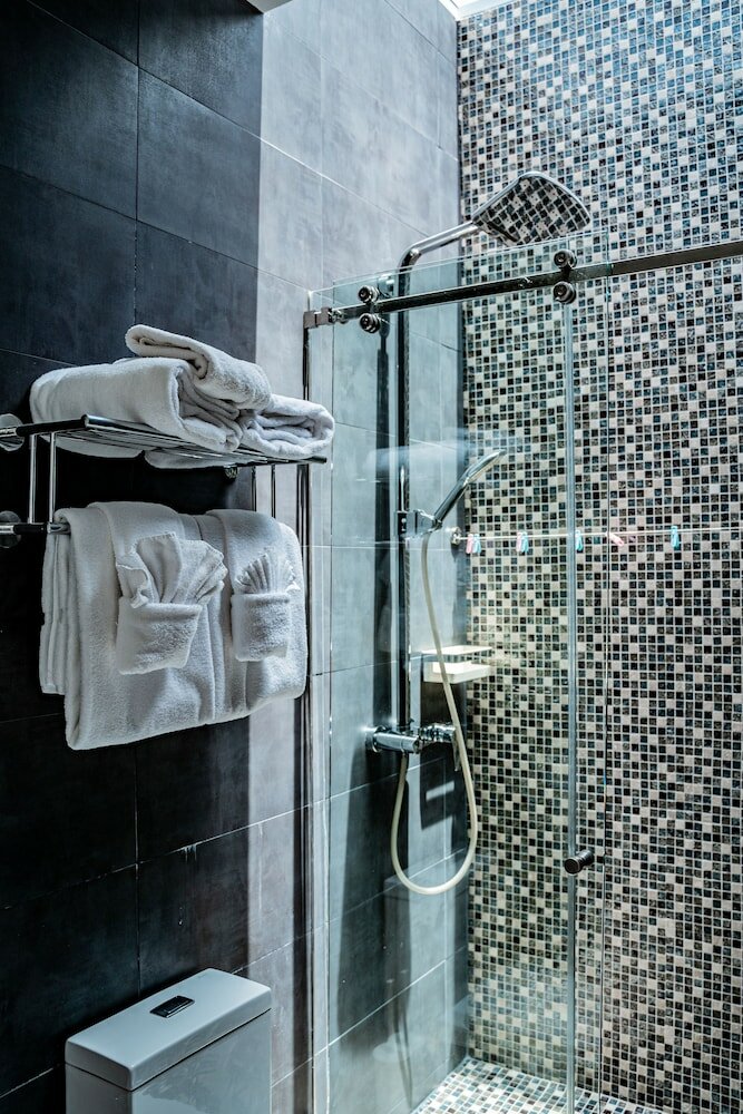 Mini-Master Ocean View Room (One Queen Bed)