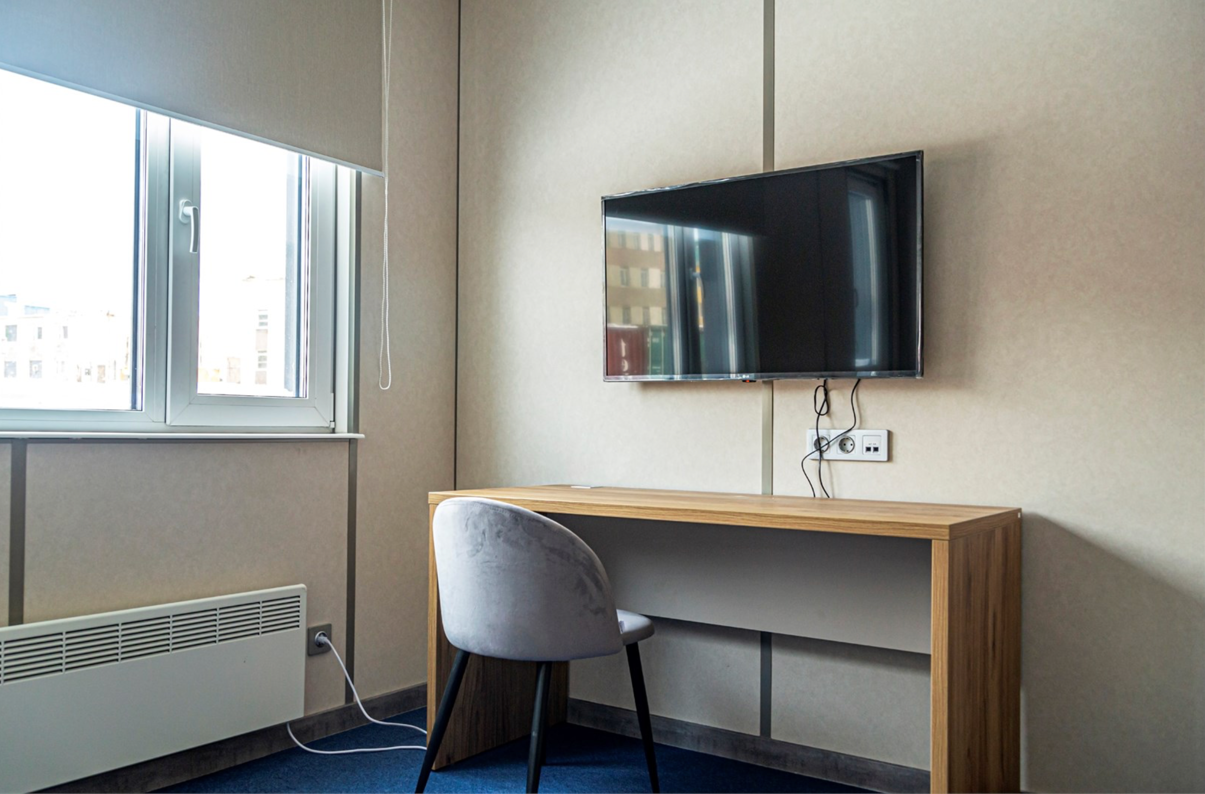 Кровать в общем мужском номере с 2 кроватями