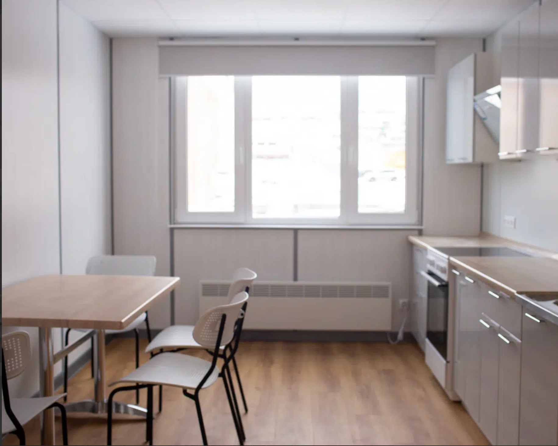 Кровать в общем мужском номере с 2 кроватями