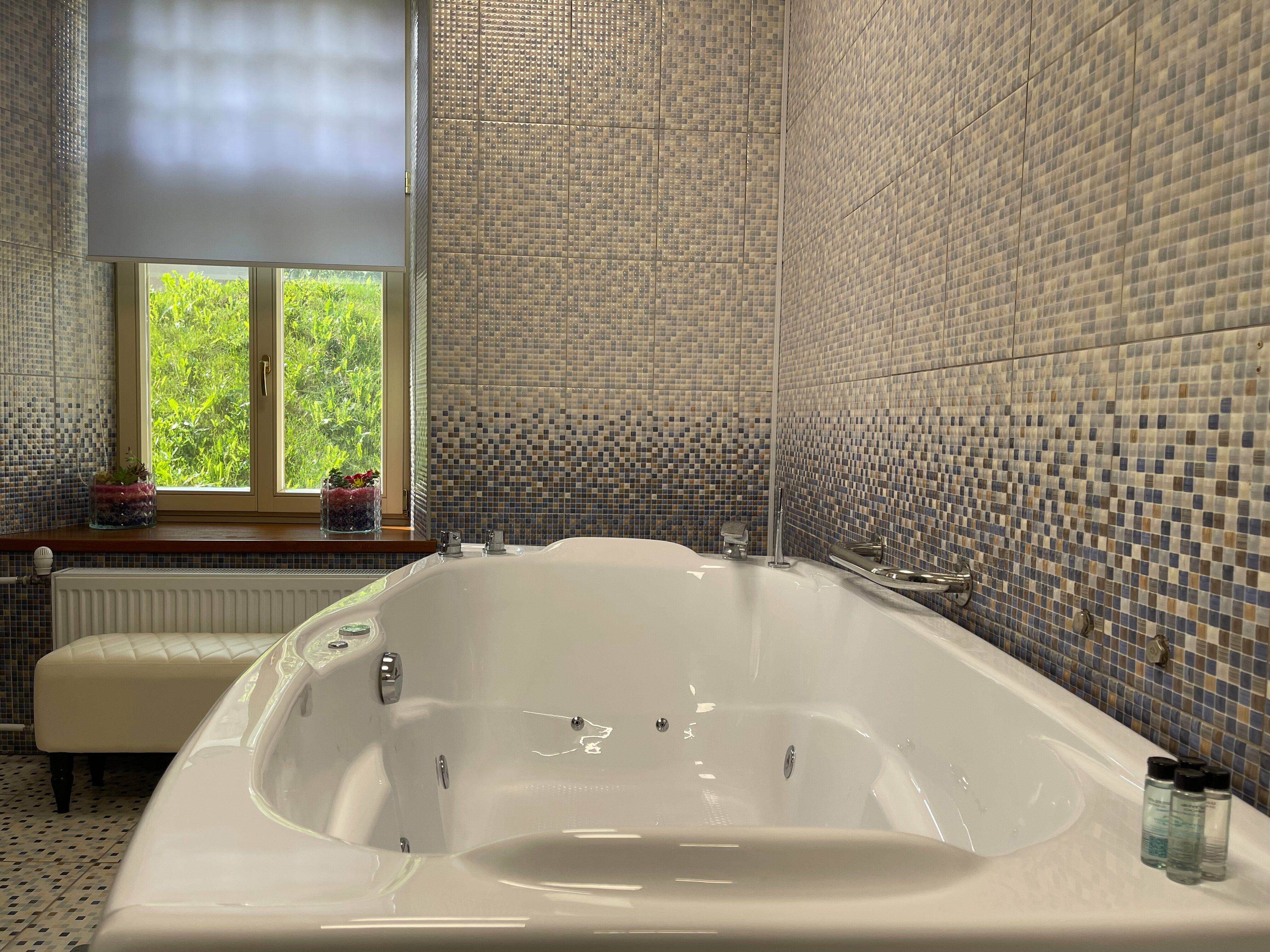 Полулюкс с гидромассажной ванной