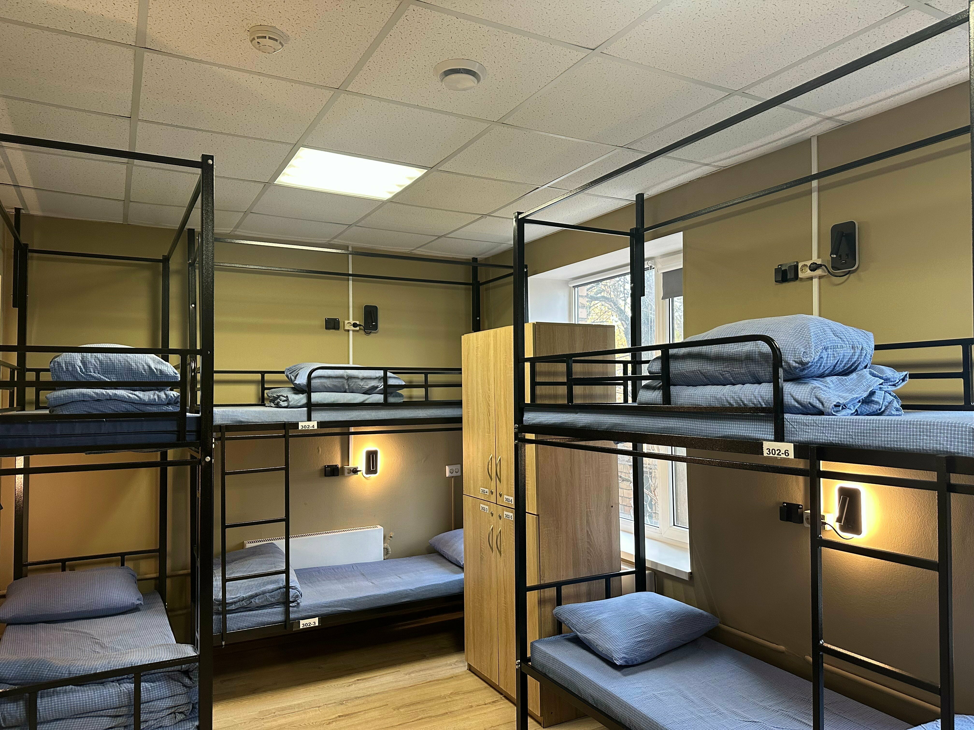 8-ми местный мужской улучшенный номер со шторками