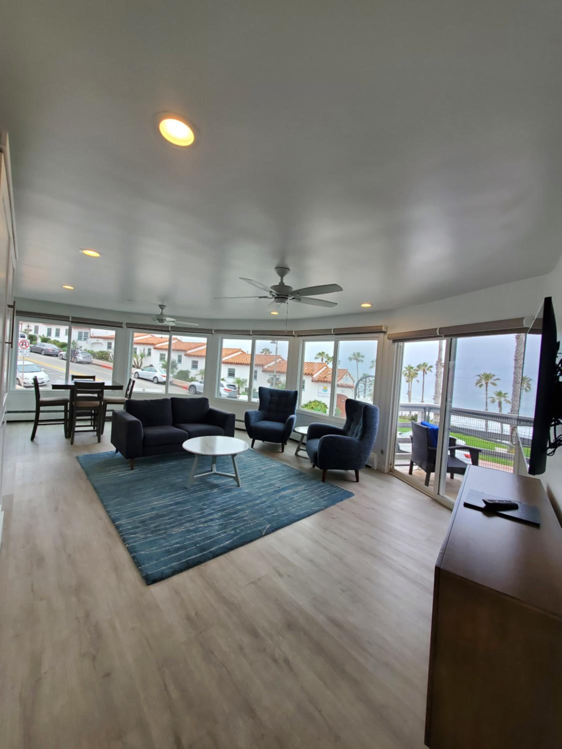 Deluxe One-Bedroom Suite - Ocean Front