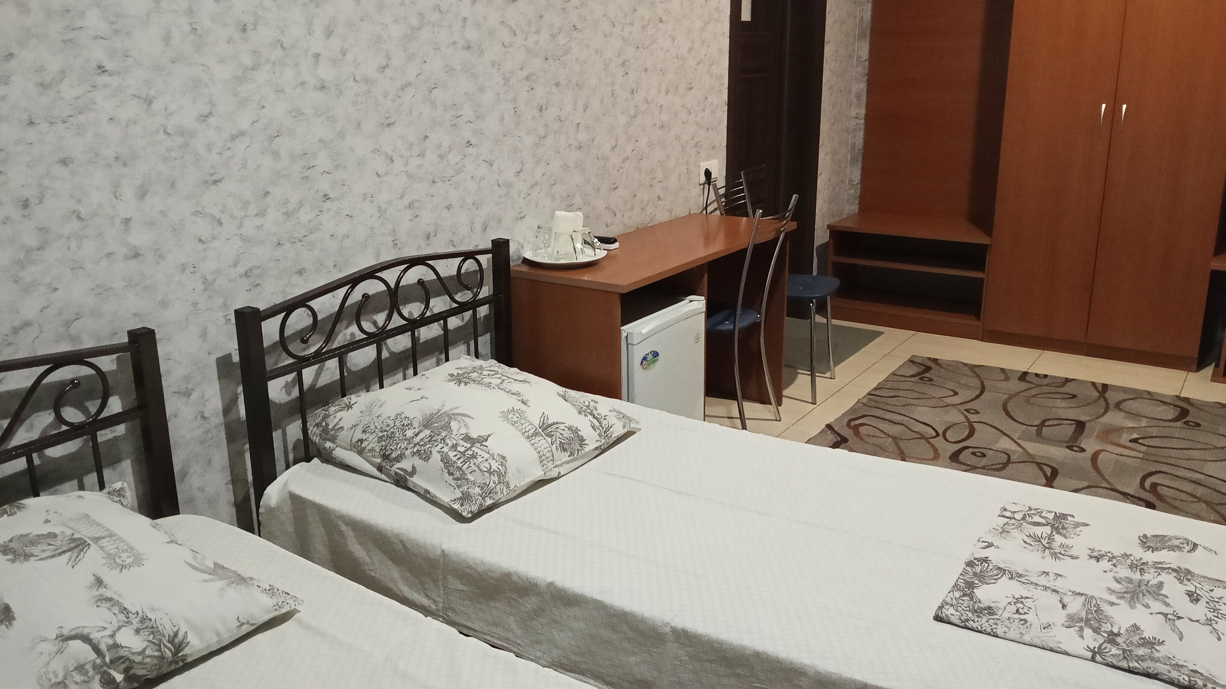 Двухкомнатный номер с двуспальной кроватью и двумя односпальными