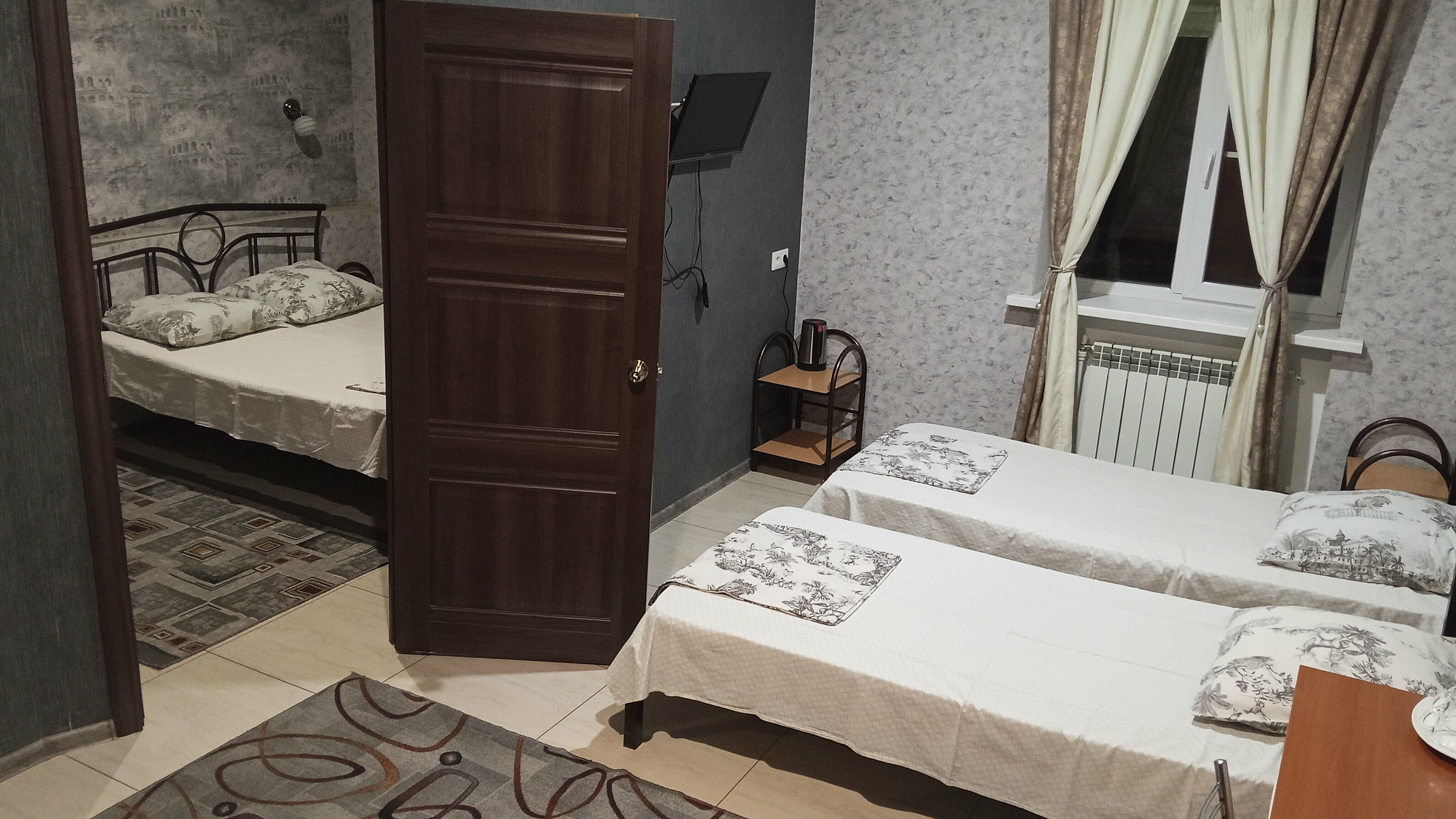 Двухкомнатный номер с двуспальной кроватью и двумя односпальными