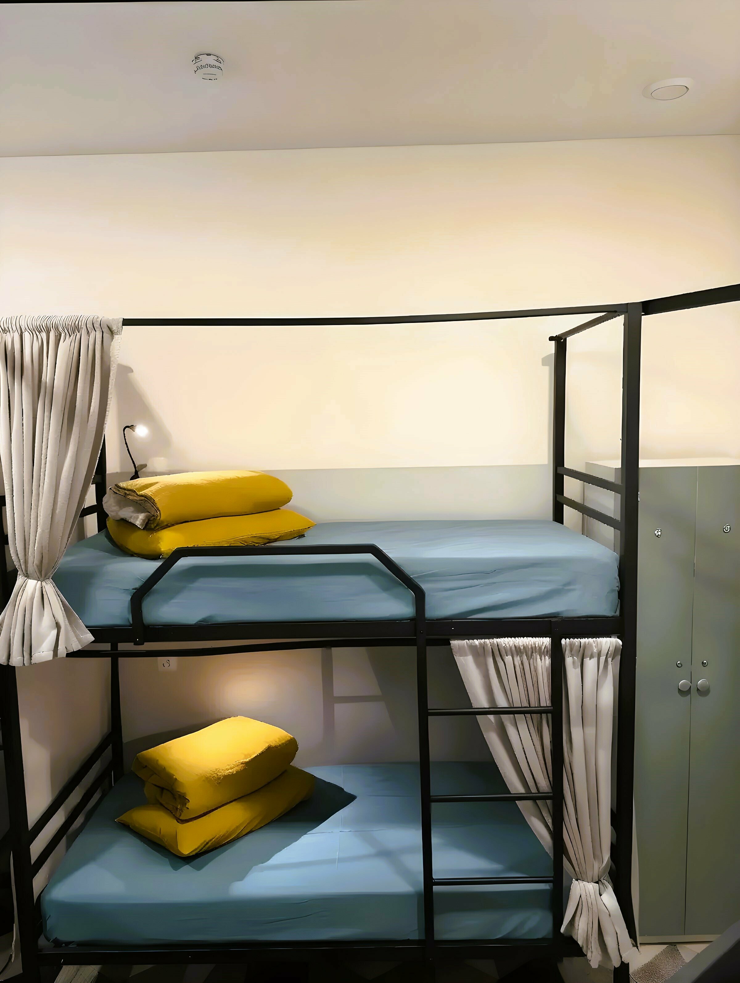 Спальное место (верхнее)на 2-х ярусной кровати в 6-ти местном номере для мужчин и женщин