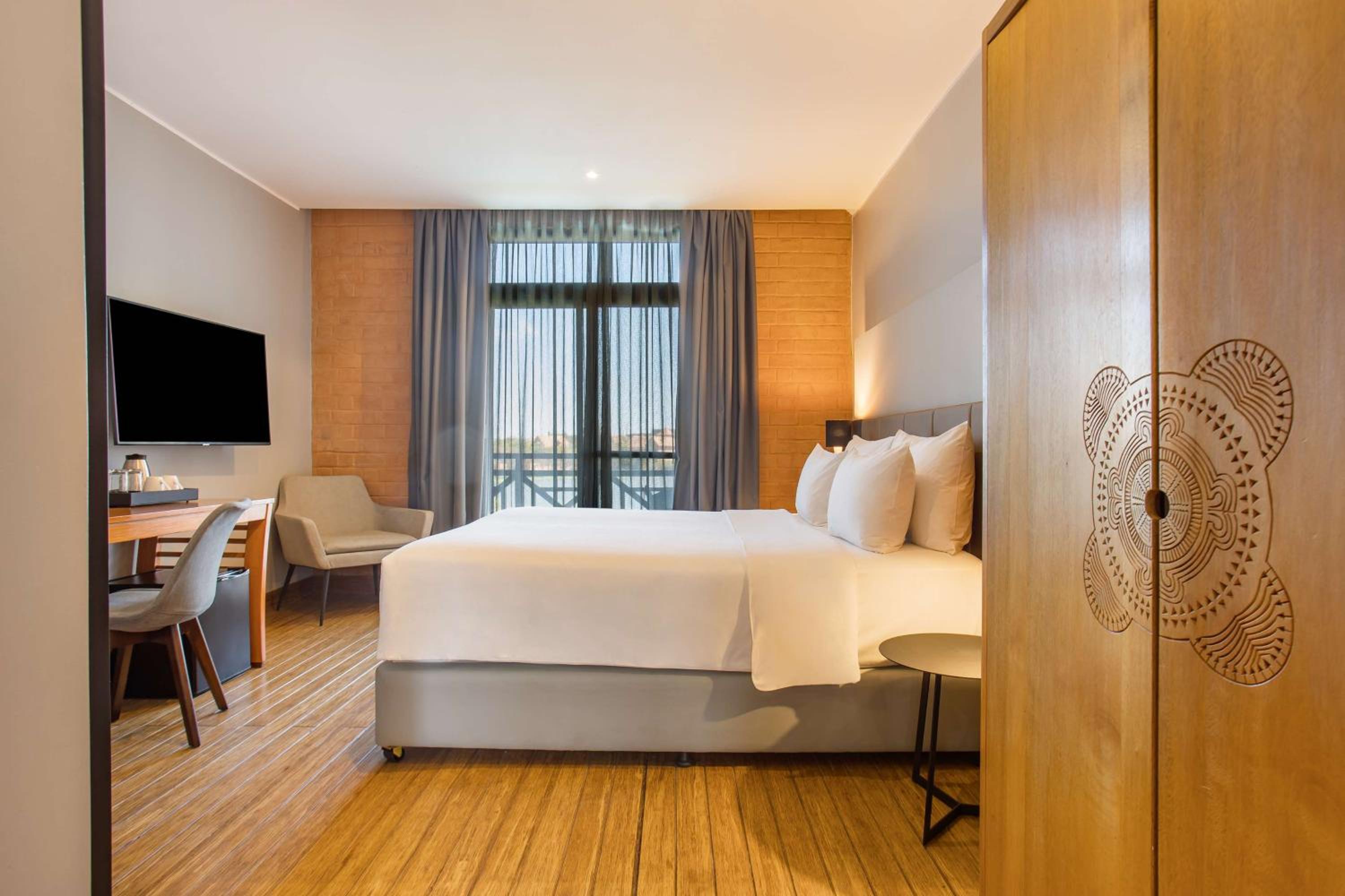 Superior Room with Balcony and Lake View