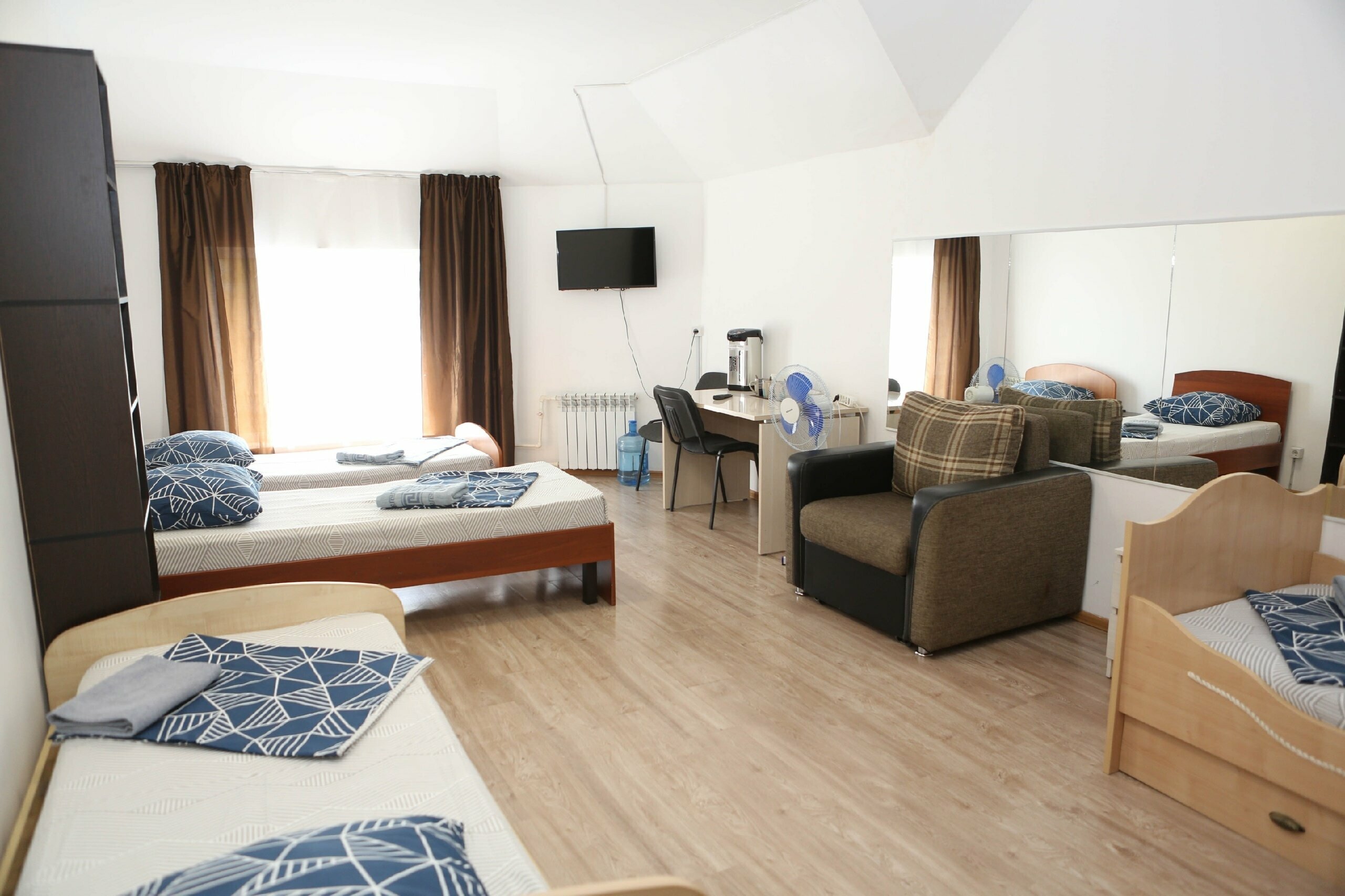 Четырехместный номер с ванной комнатой