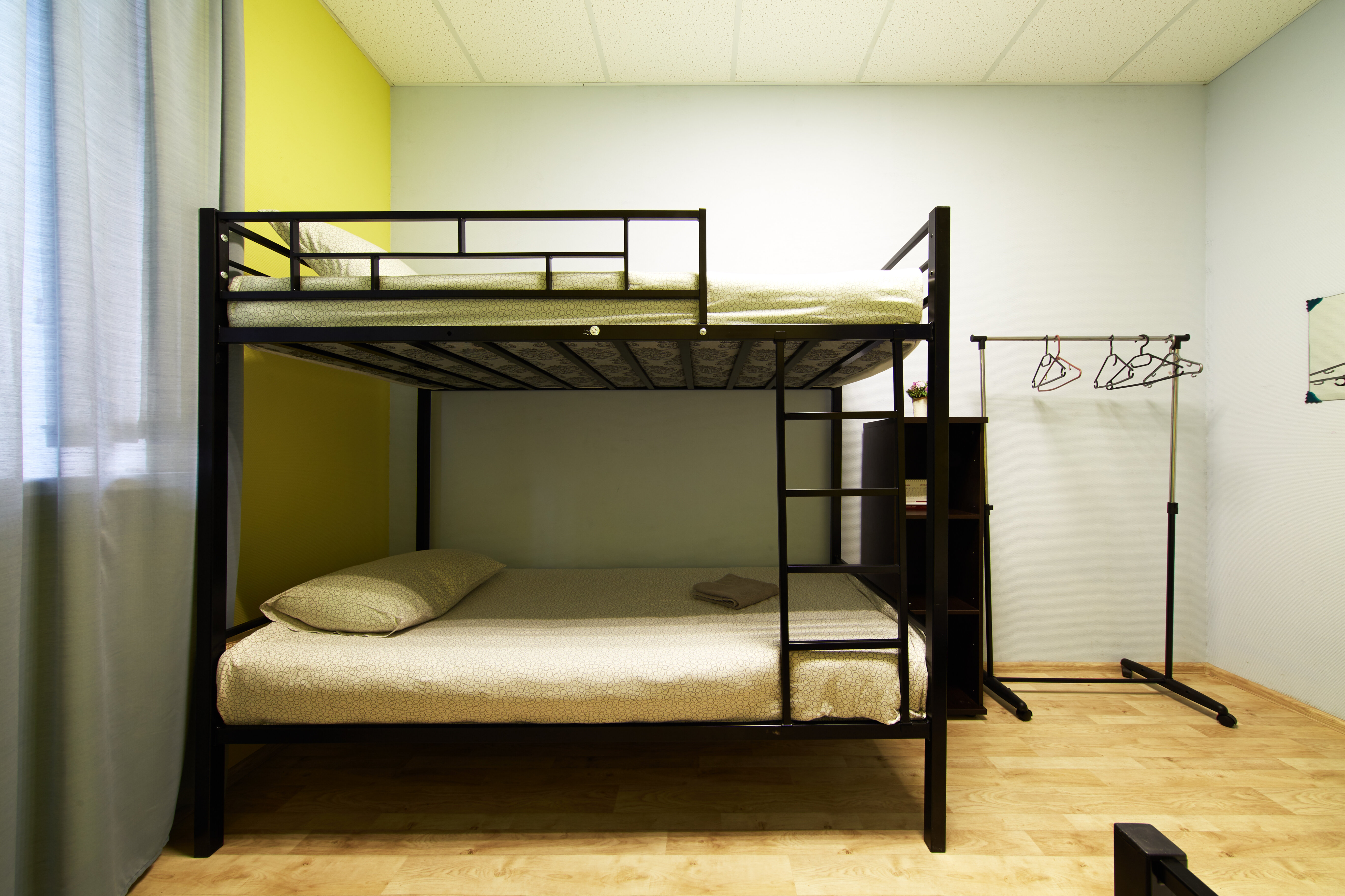 Кровать в общем номере для мужчин с 4 кроватями