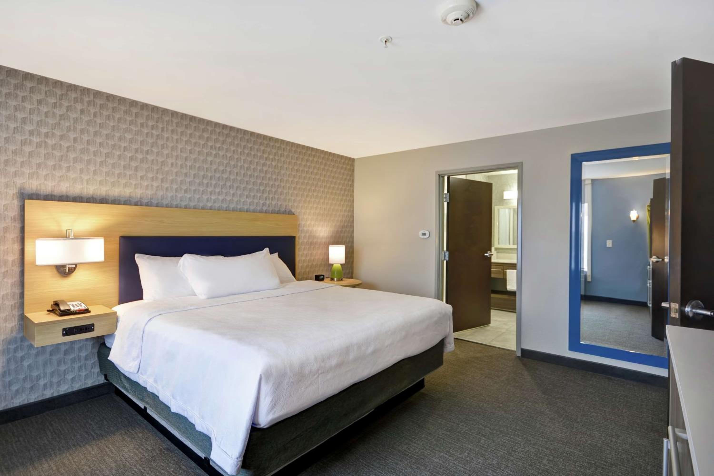 One-Bedroom King Suite - Non-Smoking